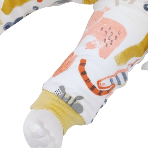 Ensemble bébé en coton "We Are a Family" avec deux tenues adorables. Motifs d'animaux et design confortable. Tailles de 3 à 18 mois.