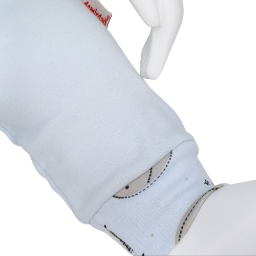 Découvrez l’ensemble bébé "Doux Rêves" en coton 100%, un ensemble 3 pièces doux et confortable pour votre petit garçon, idéal pour les saisons fraîches. Disponible en plusieurs tailles de 3 à 24 mois. Motifs animaux et étoiles adorables.