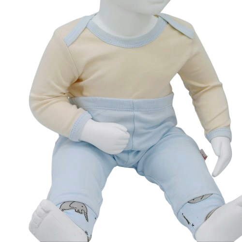 Découvrez l’ensemble bébé "Doux Rêves" en coton 100%, un ensemble 3 pièces doux et confortable pour votre petit garçon, idéal pour les saisons fraîches. Disponible en plusieurs tailles de 3 à 24 mois. Motifs animaux et étoiles adorables.