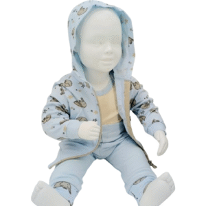 Découvrez l’ensemble bébé "Doux Rêves" en coton 100%, un ensemble 3 pièces doux et confortable pour votre petit garçon, idéal pour les saisons fraîches. Disponible en plusieurs tailles de 3 à 24 mois. Motifs animaux et étoiles adorables.