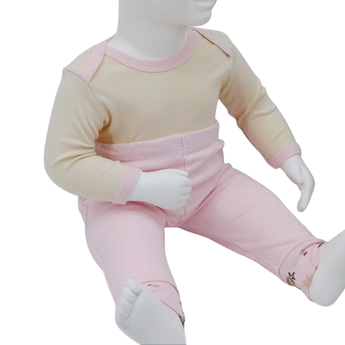Ensemble bébé en coton doux "Doux Rêves" pour une tenue confortable et adorable. Comprend une veste à capuche, un body et un pantalon. Idéal pour les bébés de 3 à 24 mois.