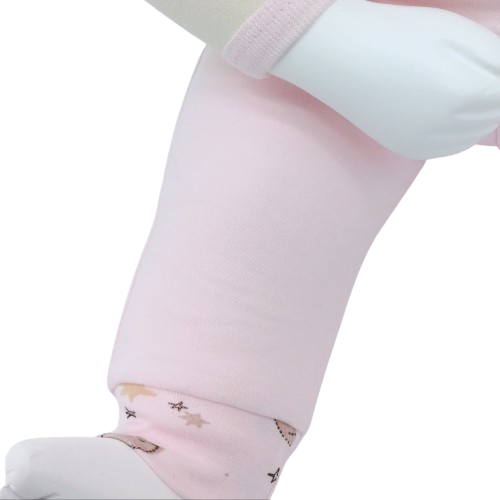 Ensemble bébé en coton doux "Doux Rêves" pour une tenue confortable et adorable. Comprend une veste à capuche, un body et un pantalon. Idéal pour les bébés de 3 à 24 mois.