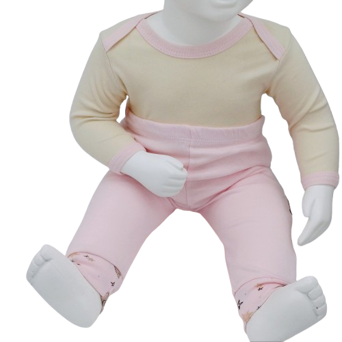 Ensemble bébé en coton doux "Doux Rêves" pour une tenue confortable et adorable. Comprend une veste à capuche, un body et un pantalon. Idéal pour les bébés de 3 à 24 mois.