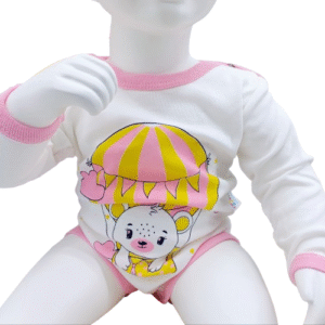 Découvrez notre body bébé en 100% coton avec un adorable design montgolfière et ourson. Disponible pour enfants de 1 à 4 ans. Doux, confortable et pratique avec des boutons-pression.