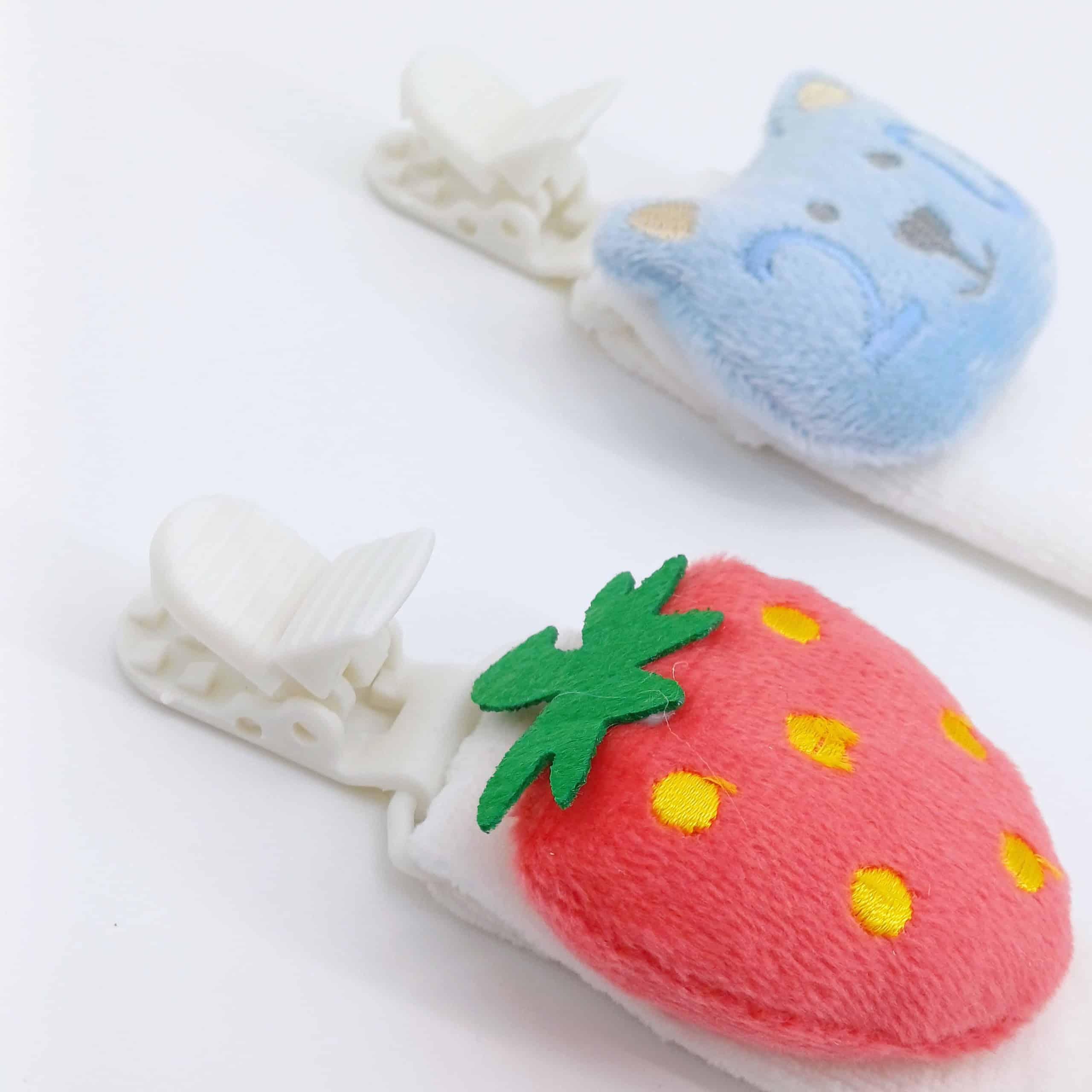 Attache-tétine bébé amusante et sécurisée avec des motifs de fraise et d'ours. Parfaite pour garder la tétine de bébé à portée de main. Convient dès la naissance.
