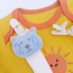 Attache-tétine bébé amusante et sécurisée avec des motifs de fraise et d'ours. Parfaite pour garder la tétine de bébé à portée de main. Convient dès la naissance.