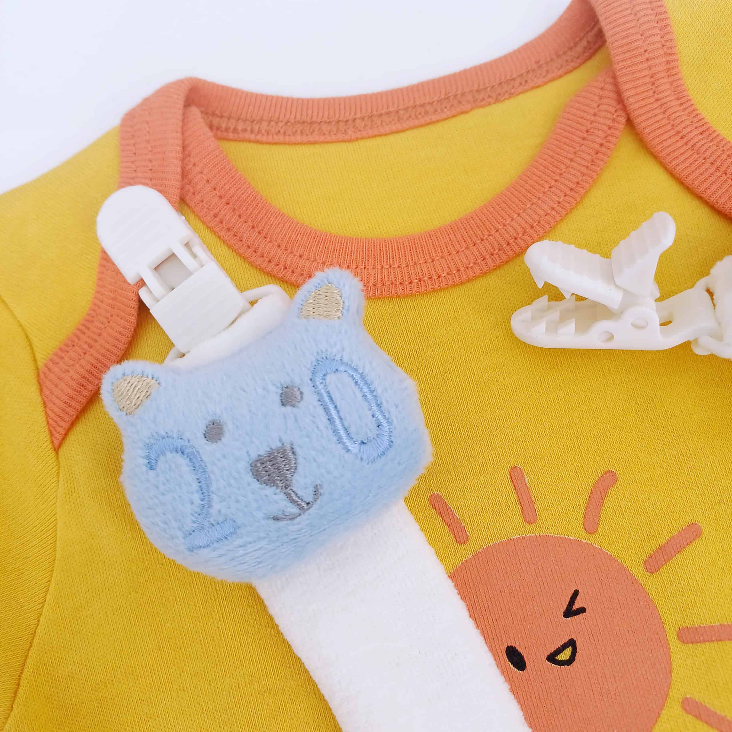 Attache-tétine bébé amusante et sécurisée avec des motifs de fraise et d'ours. Parfaite pour garder la tétine de bébé à portée de main. Convient dès la naissance.