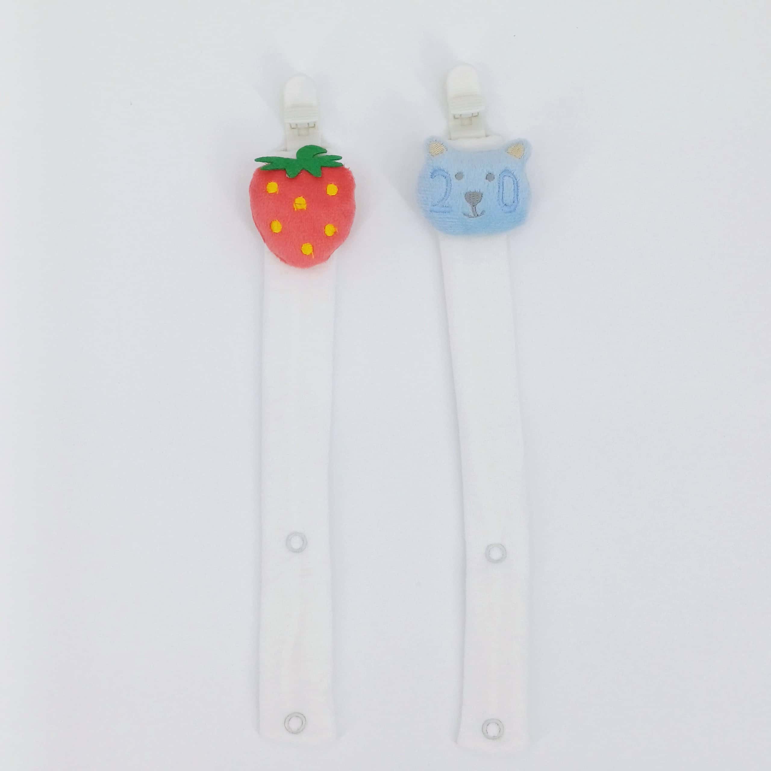 Attache-tétine bébé amusante et sécurisée avec des motifs de fraise et d'ours. Parfaite pour garder la tétine de bébé à portée de main. Convient dès la naissance.