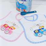 Bavoir imperméable « Safari » pour bébé, idéal pour protéger des taches pendant les repas. Composition 60 % PVC, 40 % polyester. Disponible pour les 6-24 mois.