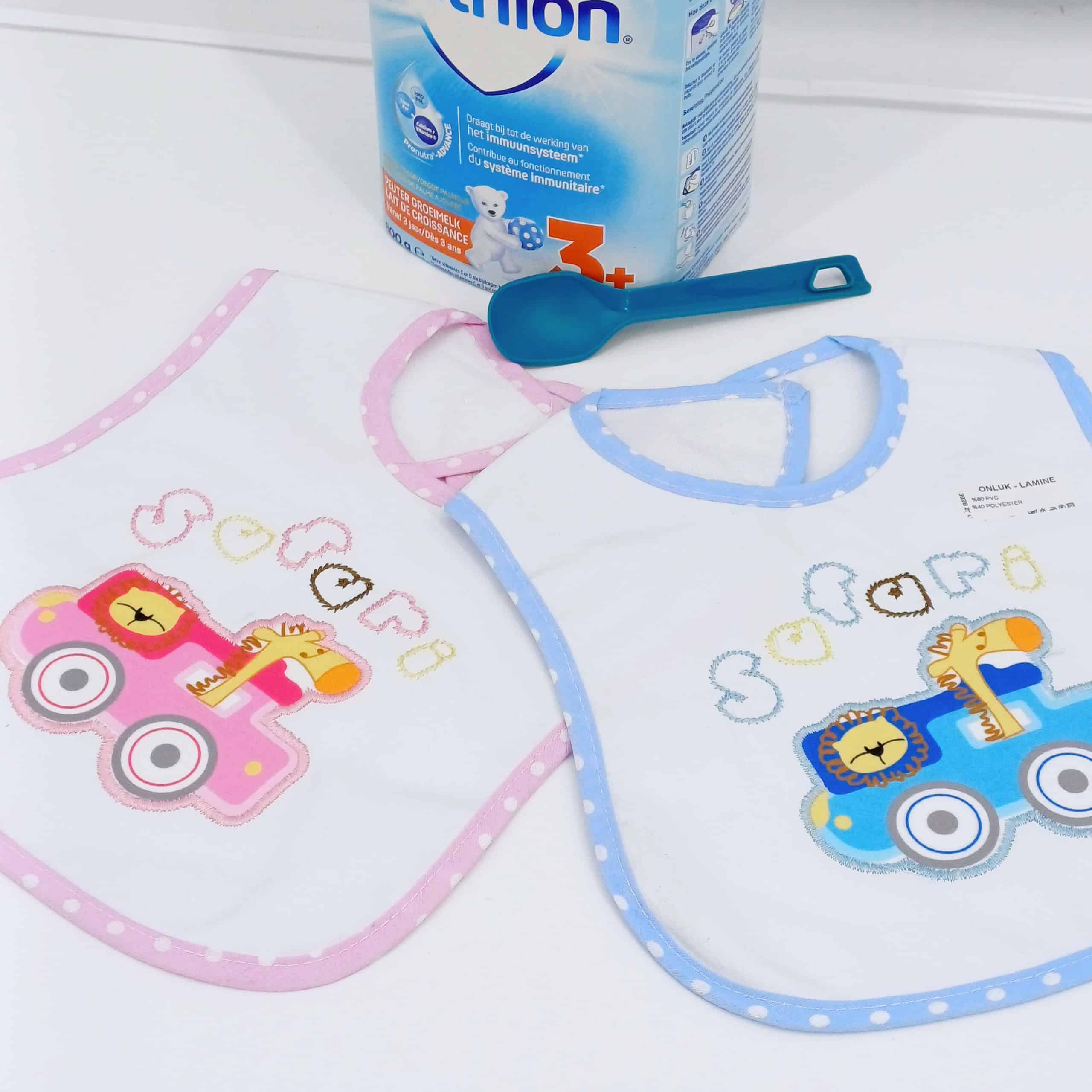 Bavoir imperméable « Safari » pour bébé, idéal pour protéger des taches pendant les repas. Composition 60 % PVC, 40 % polyester. Disponible pour les 6-24 mois.