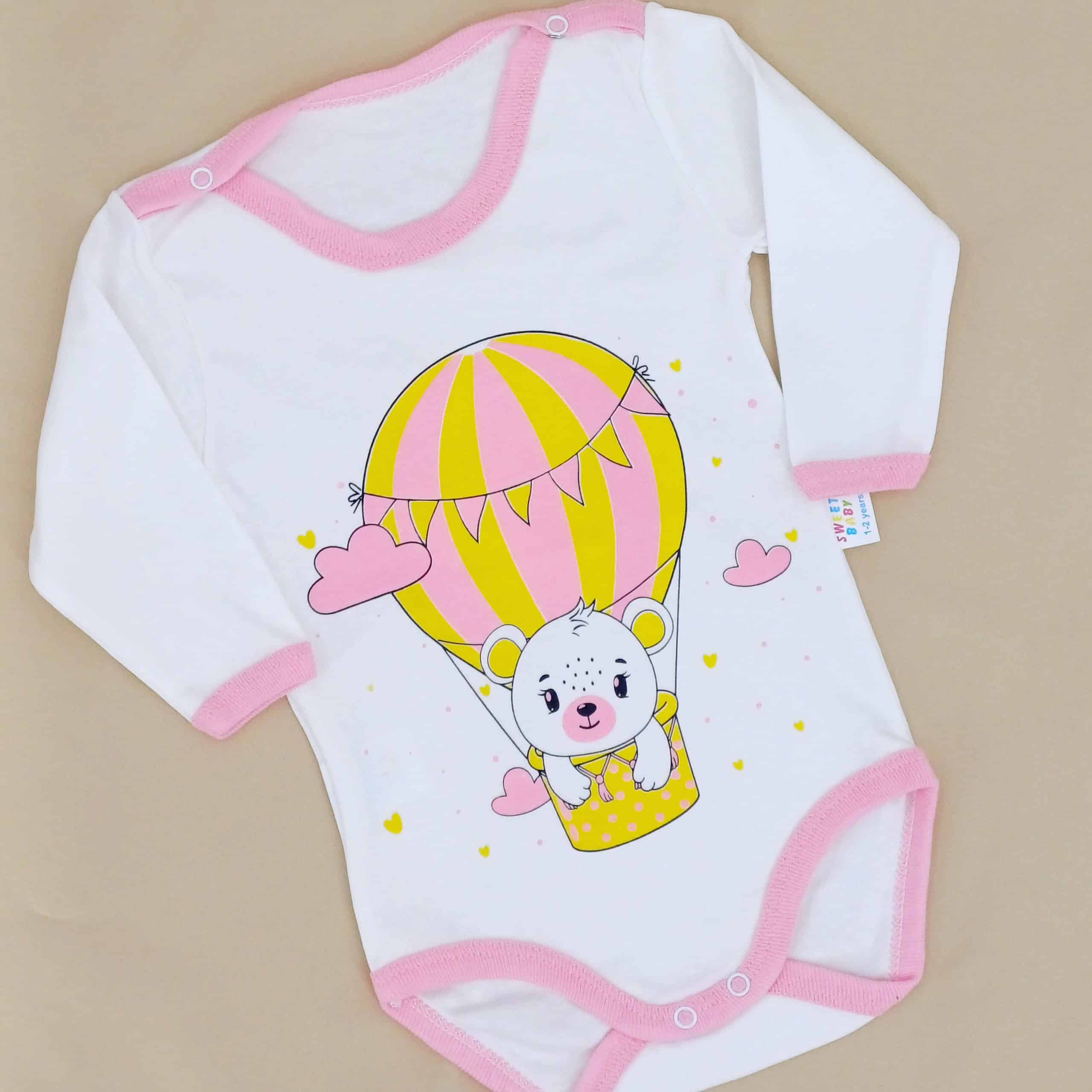Découvrez notre body bébé en 100% coton avec un adorable design montgolfière et ourson. Disponible pour enfants de 1 à 4 ans. Doux, confortable et pratique avec des boutons-pression.