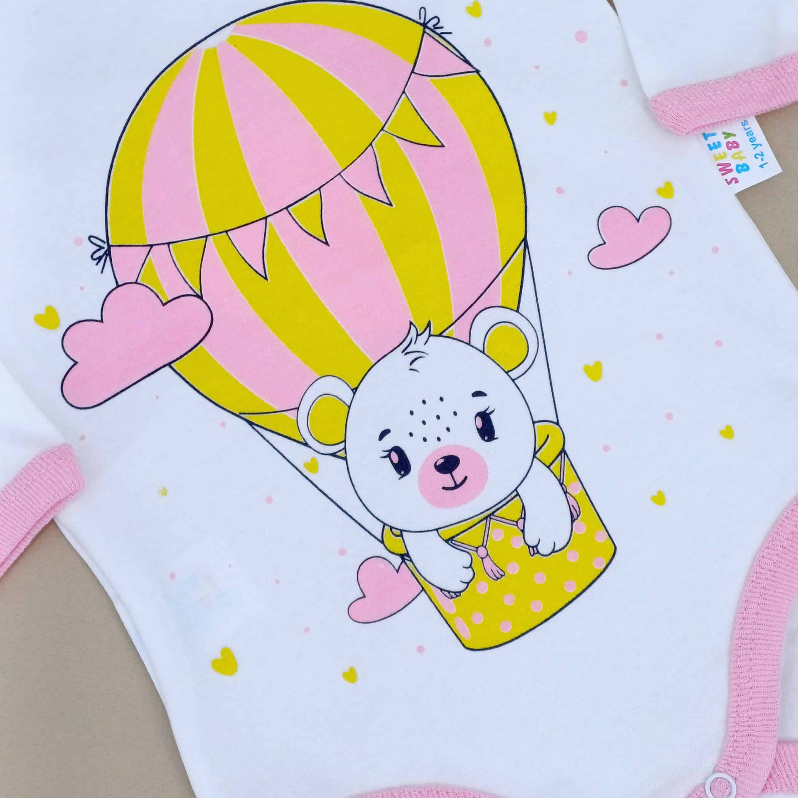 Découvrez notre body bébé en 100% coton avec un adorable design montgolfière et ourson. Disponible pour enfants de 1 à 4 ans. Doux, confortable et pratique avec des boutons-pression.