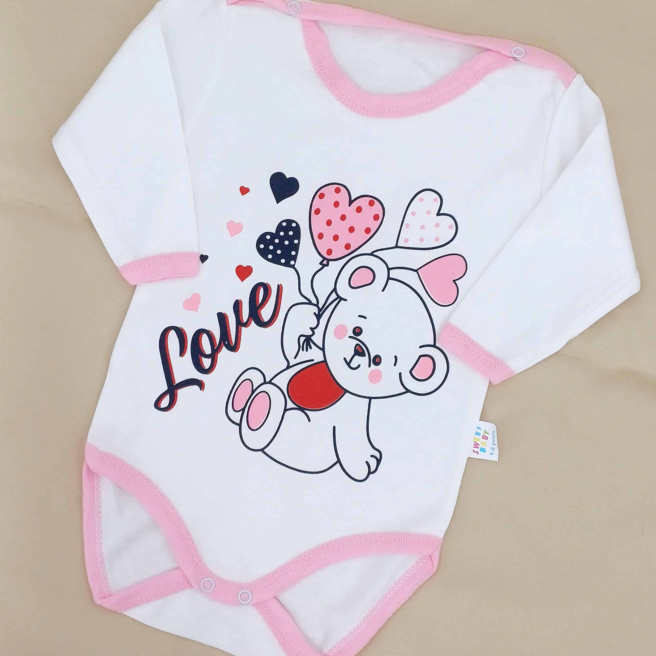 Body bébé 100% coton, doux et confortable, avec un design adorable. Disponible en tailles 1-2 ans, 2-3 ans et 3-4 ans. Parfait pour les journées fraîches.