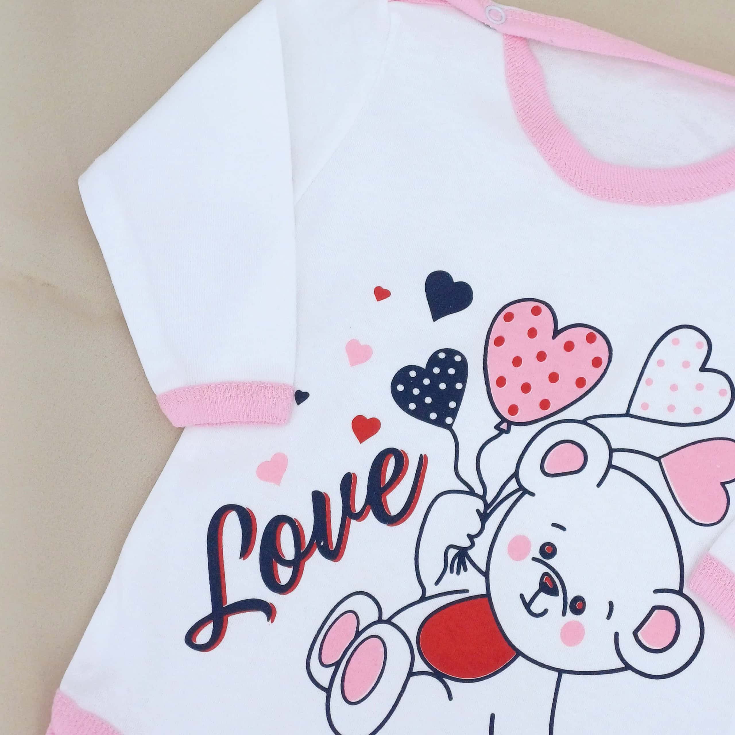 Body bébé 100% coton, doux et confortable, avec un design adorable. Disponible en tailles 1-2 ans, 2-3 ans et 3-4 ans. Parfait pour les journées fraîches.