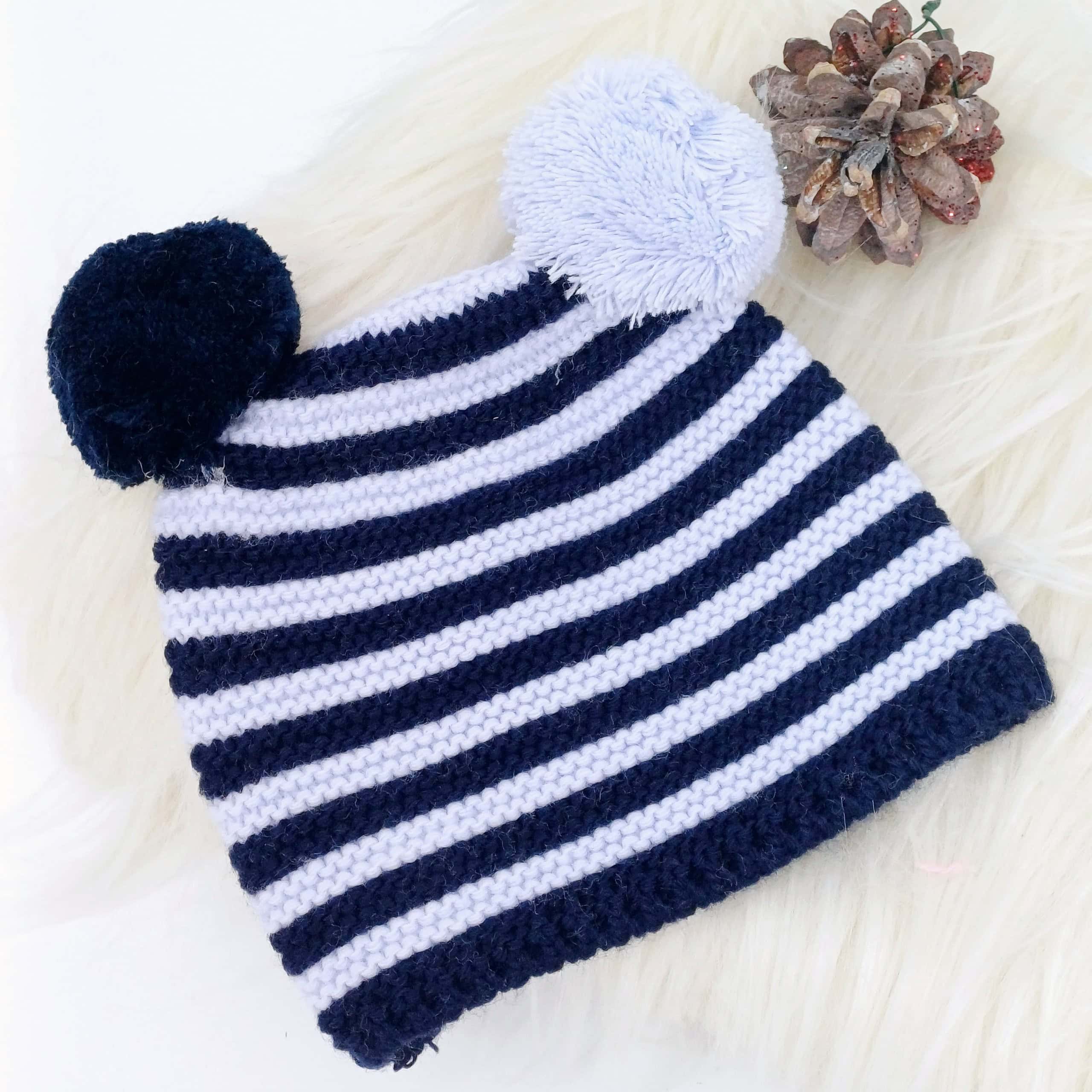 Découvrez nos bonnets en tricot rayé pour bébés avec pompons, disponibles en plusieurs couleurs. Doux, extensibles et parfaits pour les enfants de 0 à 2 ans.