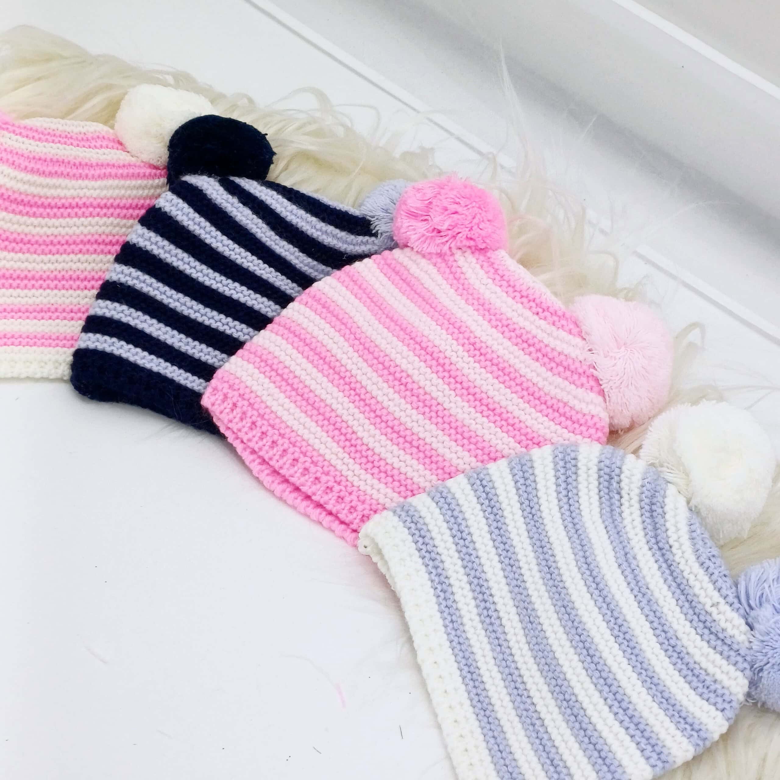 Découvrez nos bonnets en tricot rayé pour bébés avec pompons, disponibles en plusieurs couleurs. Doux, extensibles et parfaits pour les enfants de 0 à 2 ans.