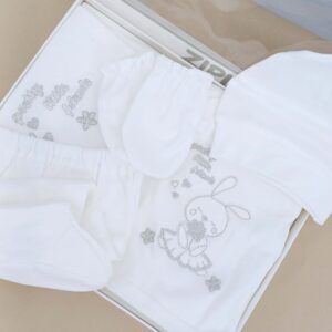 Coffret cadeau pour nouveau-né, 5 pièces en coton hypoallergénique, idéal pour les bébés de 0 à 4 mois. Confort, douceur et style pour les premiers jours de bébé.