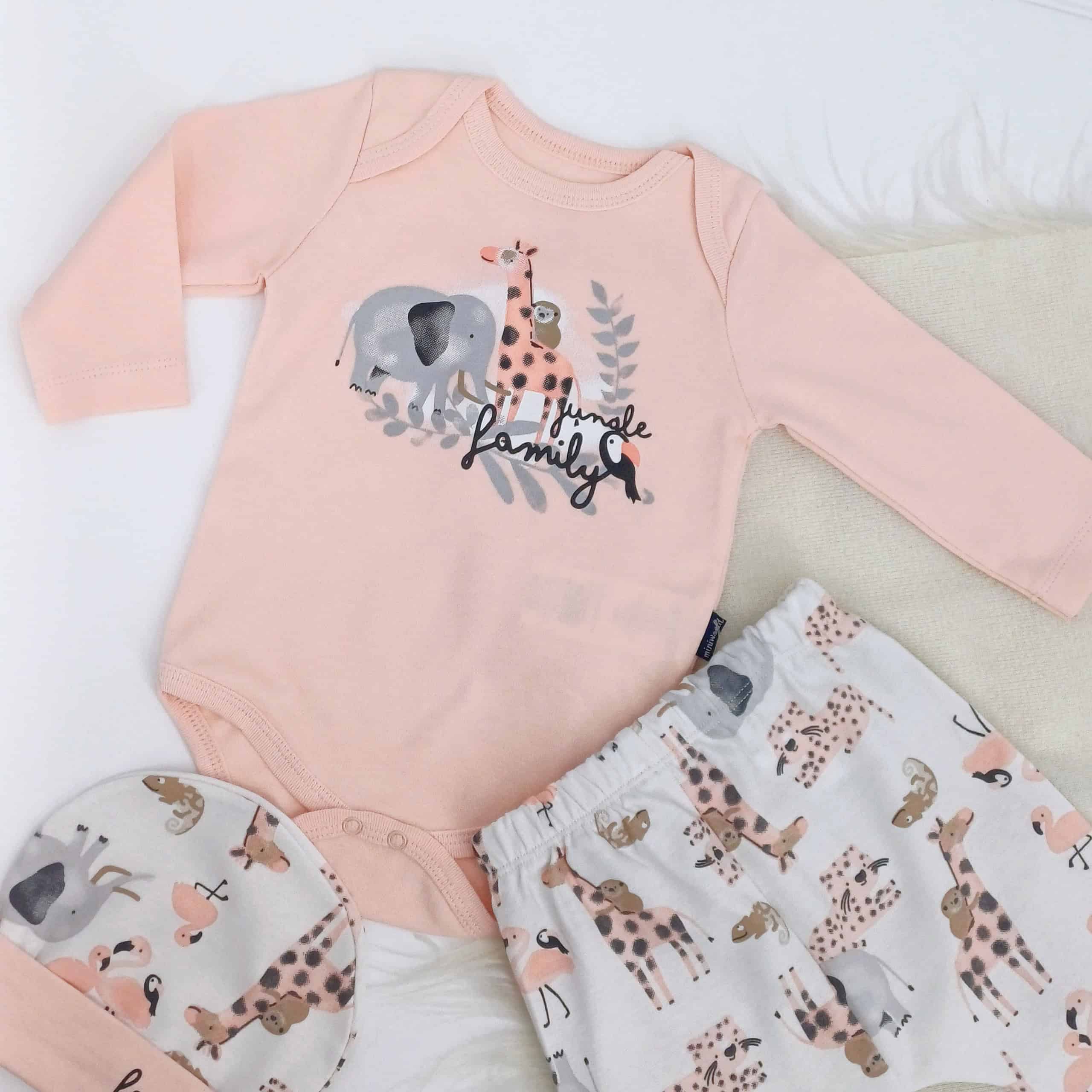 Ensemble bébé doux et confortable en 100% coton, avec motifs animaliers. Disponible en tailles 3-6 mois et 6-9 mois. Idéal pour des journées remplies de douceur et d'aventures !