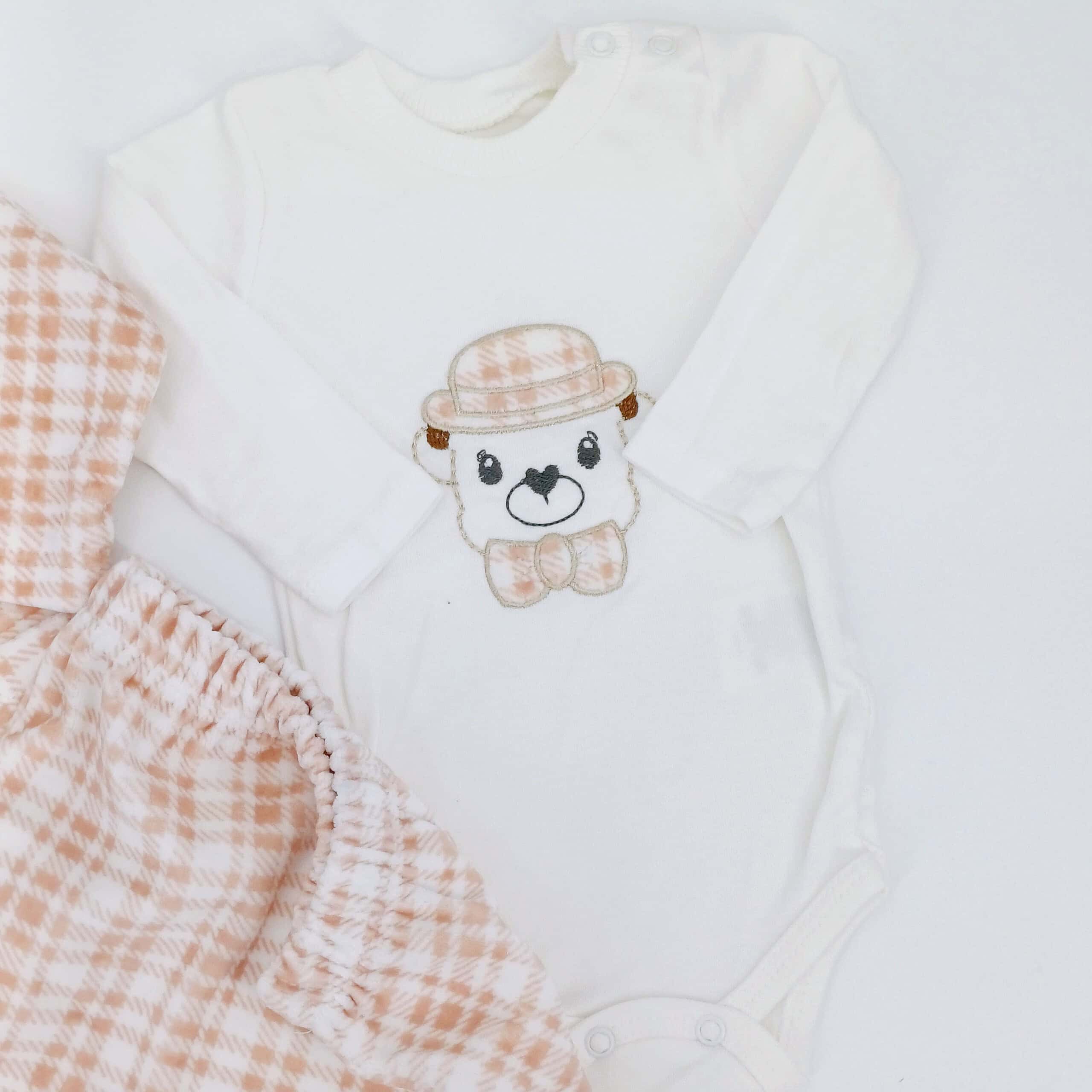 Ensemble bébé 100% coton, avec veste à carreaux et body imprimé ourson. Disponible en tailles 0-3 mois, 3-6 mois et 6-9 mois. Parfait pour le confort et le style des tout-petits.
