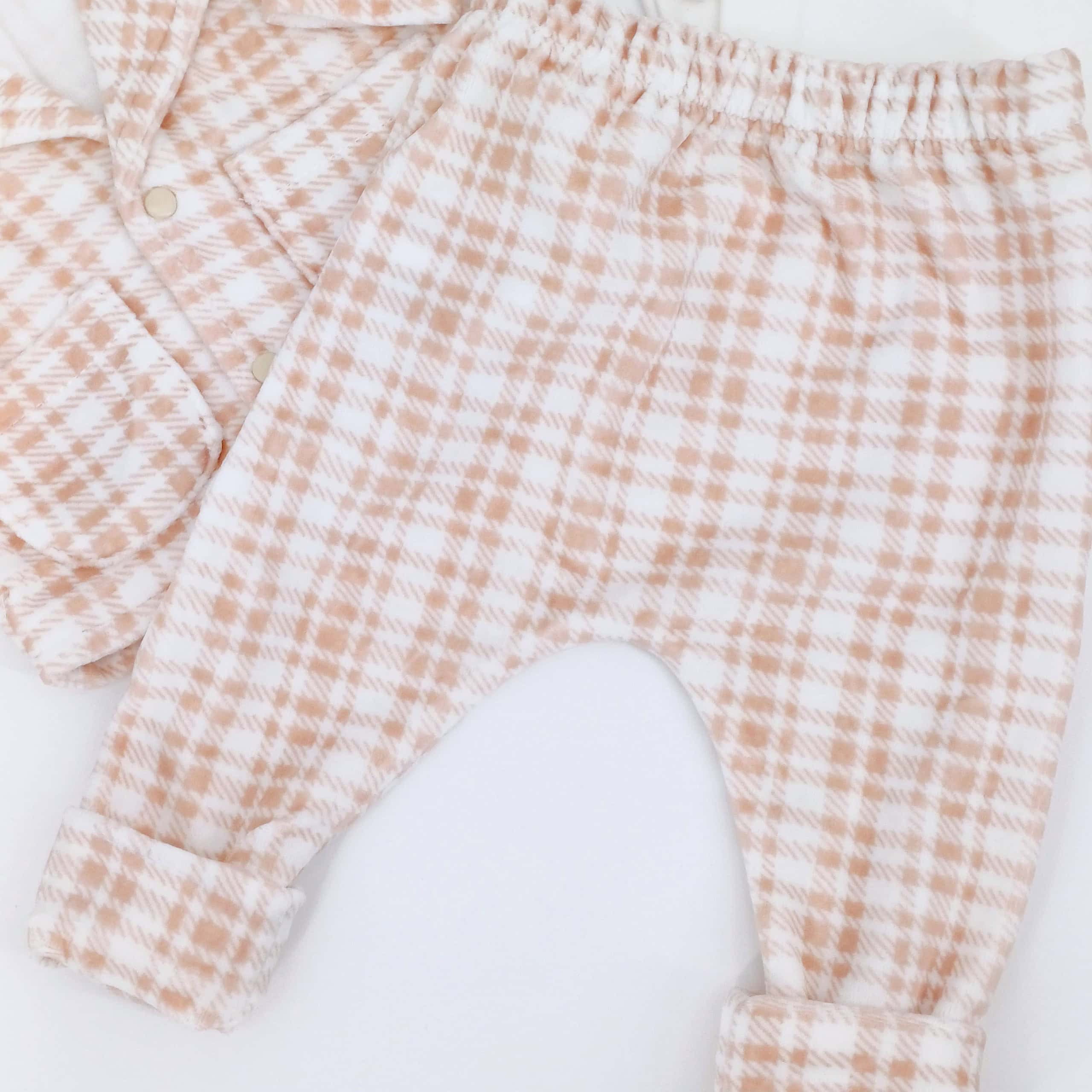 Ensemble bébé 100% coton, avec veste à carreaux et body imprimé ourson. Disponible en tailles 0-3 mois, 3-6 mois et 6-9 mois. Parfait pour le confort et le style des tout-petits.