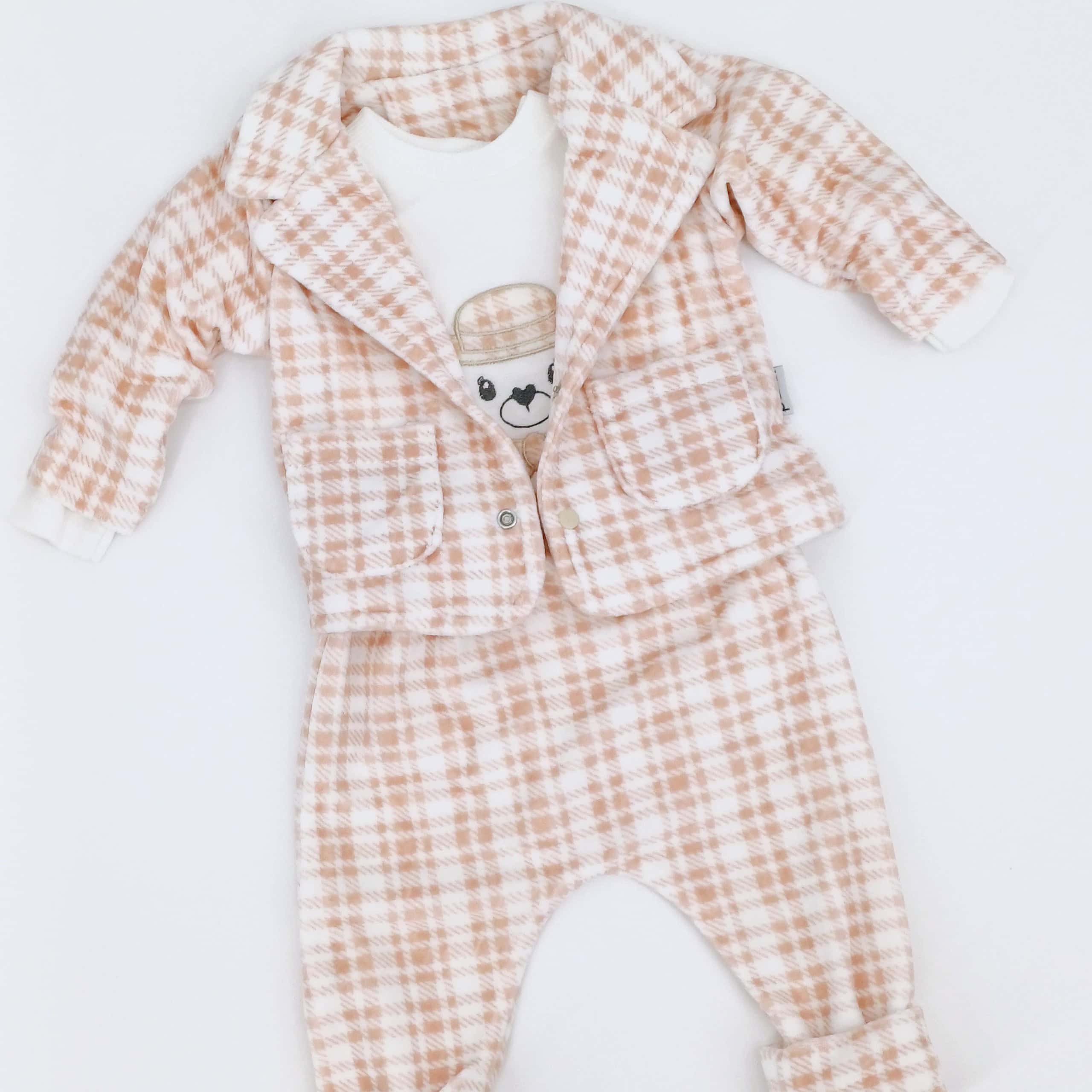 Ensemble bébé 100% coton, avec veste à carreaux et body imprimé ourson. Disponible en tailles 0-3 mois, 3-6 mois et 6-9 mois. Parfait pour le confort et le style des tout-petits.