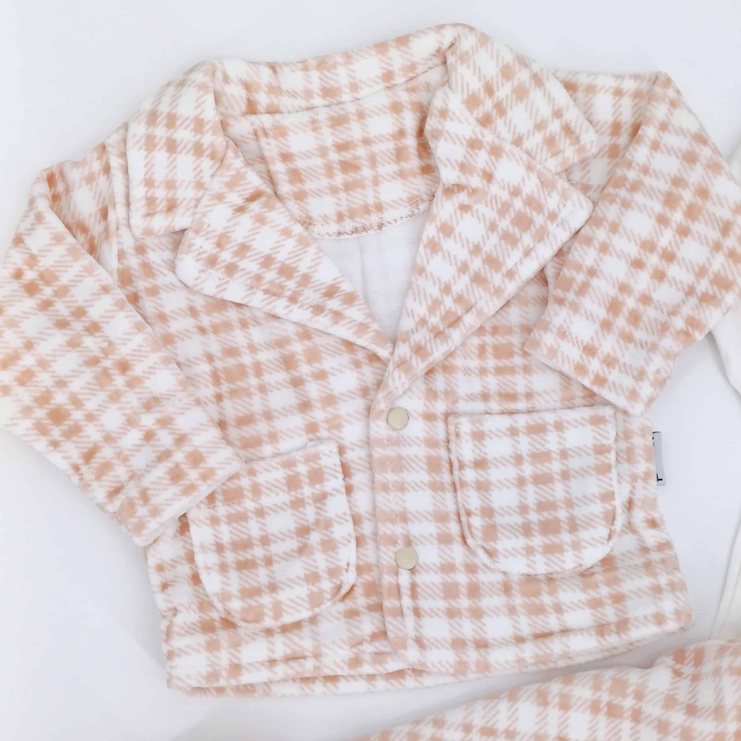Ensemble bébé 100% coton, avec veste à carreaux et body imprimé ourson. Disponible en tailles 0-3 mois, 3-6 mois et 6-9 mois. Parfait pour le confort et le style des tout-petits.