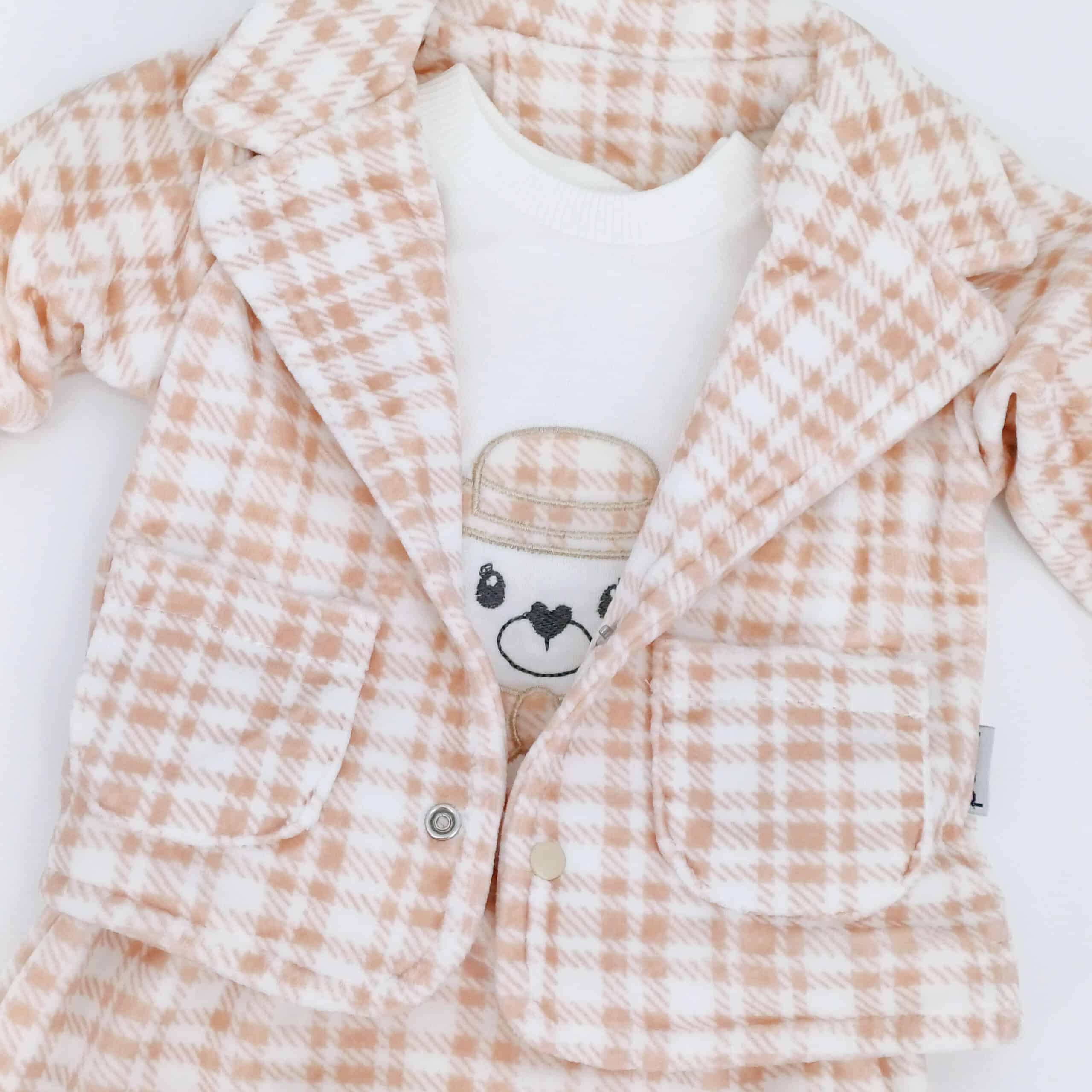 Ensemble bébé 100% coton, avec veste à carreaux et body imprimé ourson. Disponible en tailles 0-3 mois, 3-6 mois et 6-9 mois. Parfait pour le confort et le style des tout-petits.