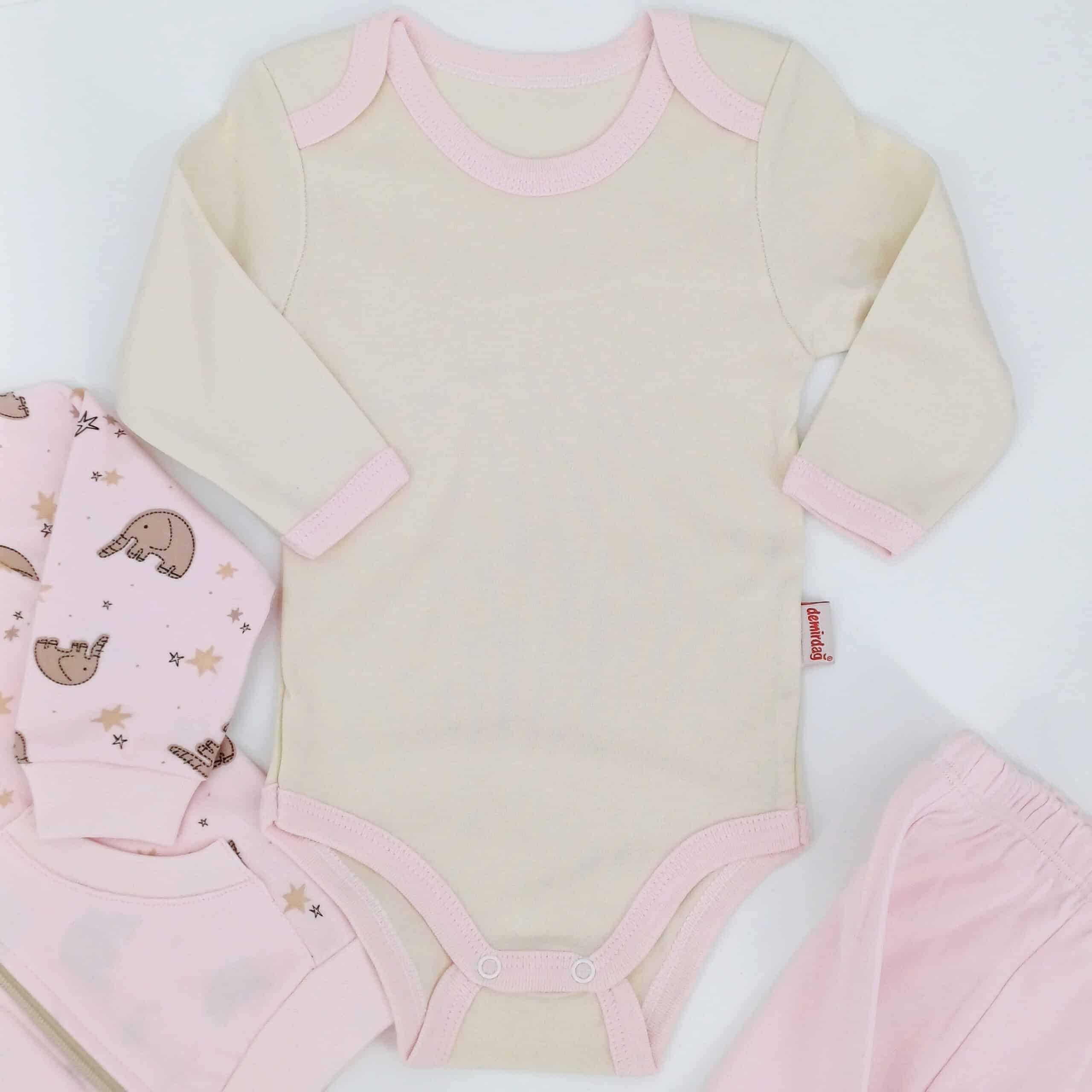 Ensemble bébé en coton doux "Doux Rêves" pour une tenue confortable et adorable. Comprend une veste à capuche, un body et un pantalon. Idéal pour les bébés de 3 à 24 mois.