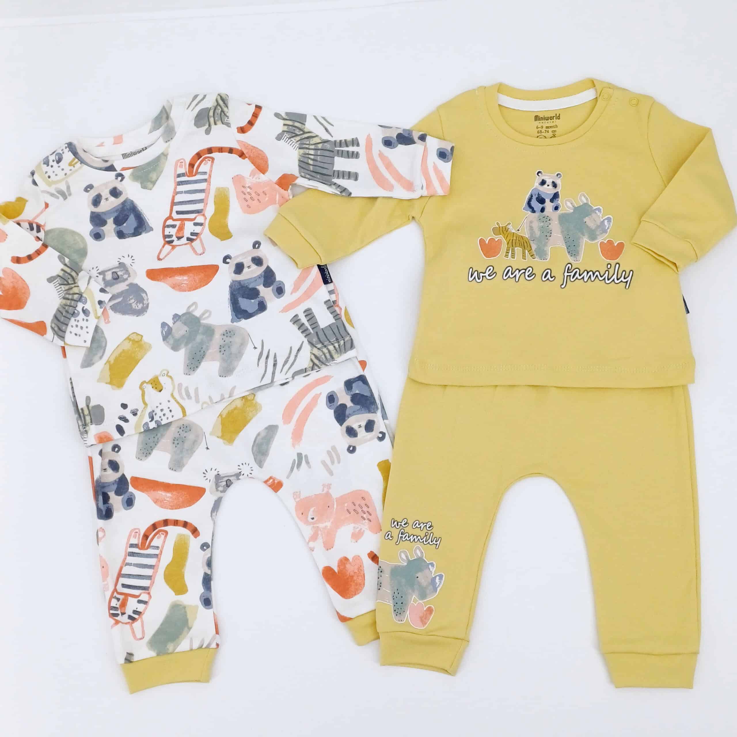 Ensemble bébé en coton "We Are a Family" avec deux tenues adorables. Motifs d'animaux et design confortable. Tailles de 3 à 18 mois.
