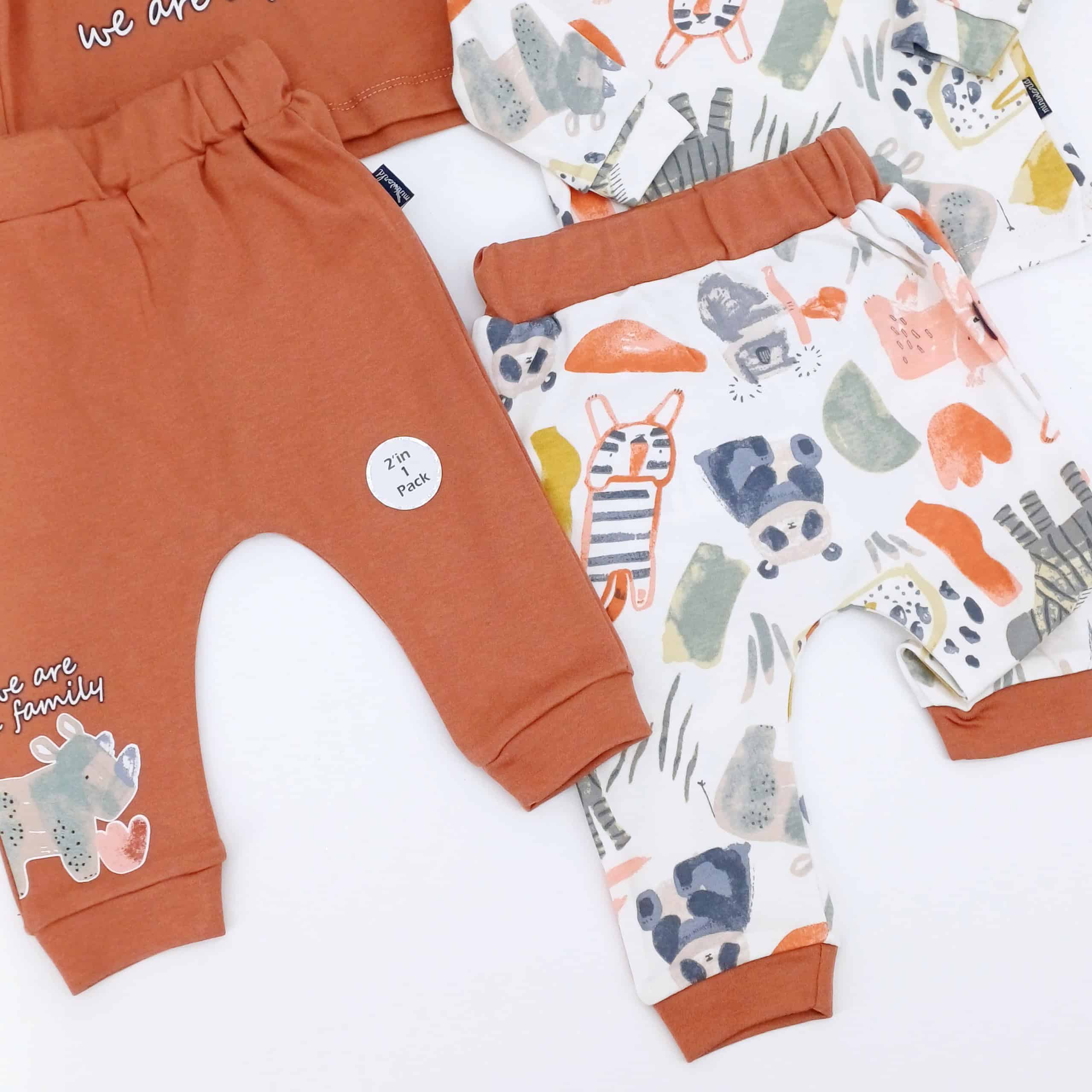 Découvrez l'ensemble bébé en coton "We Are a Family" - 2 tenues confortables et stylées pour les tout-petits. Disponibles en tailles 3-6 à 12-18 mois, 100 % coton.