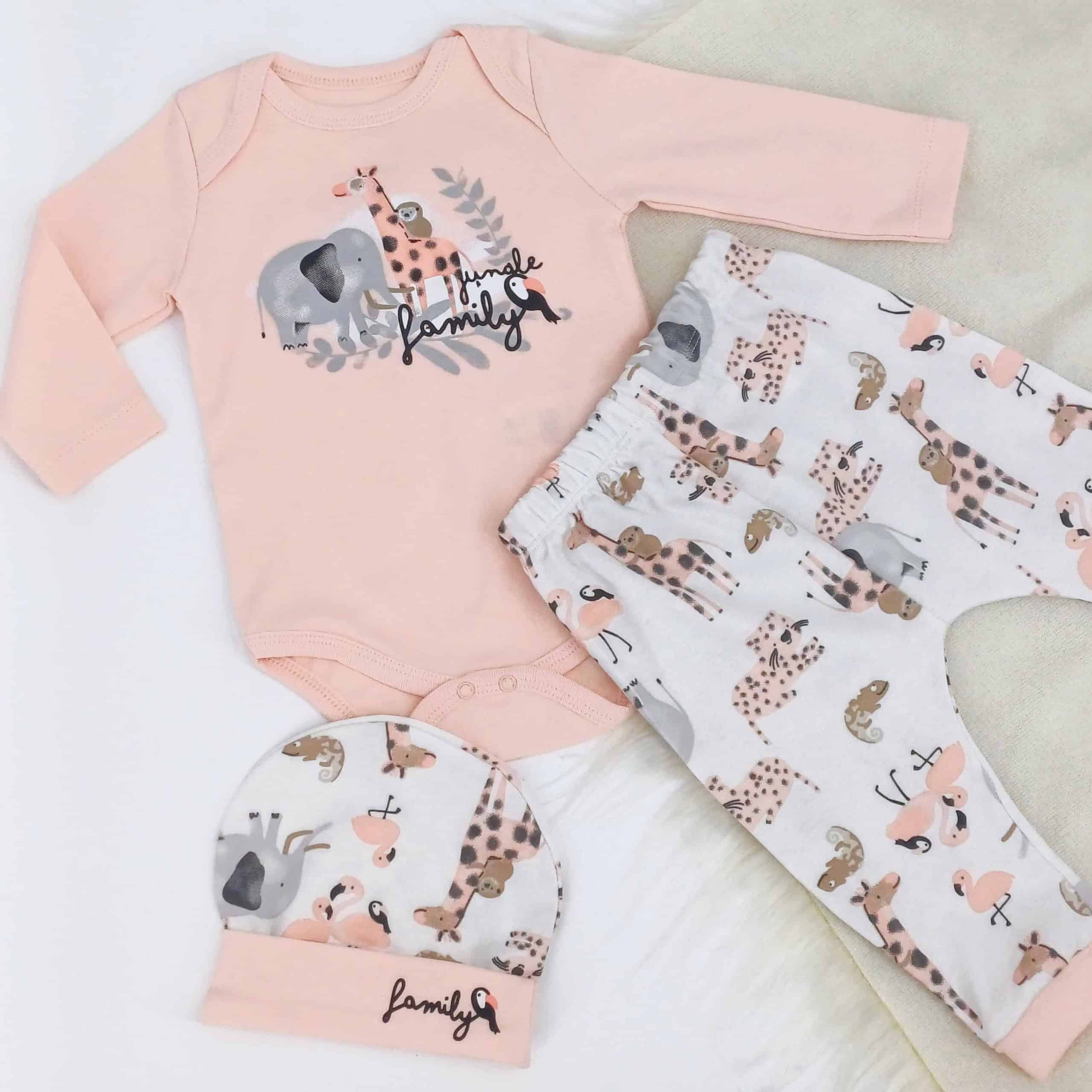 Ensemble bébé doux et confortable en 100% coton, avec motifs animaliers. Disponible en tailles 3-6 mois et 6-9 mois. Idéal pour des journées remplies de douceur et d'aventures !