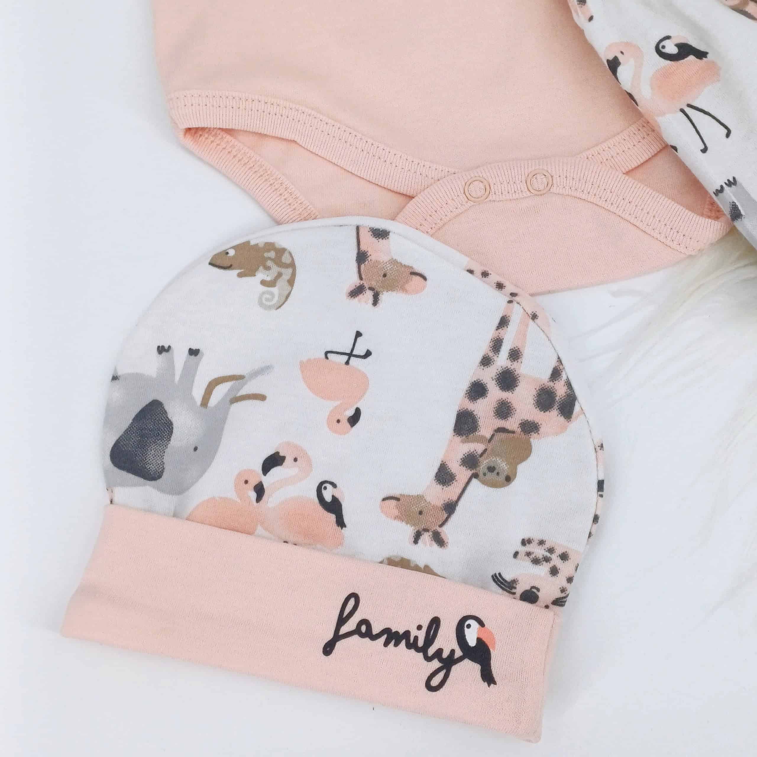 Ensemble bébé doux et confortable en 100% coton, avec motifs animaliers. Disponible en tailles 3-6 mois et 6-9 mois. Idéal pour des journées remplies de douceur et d'aventures !