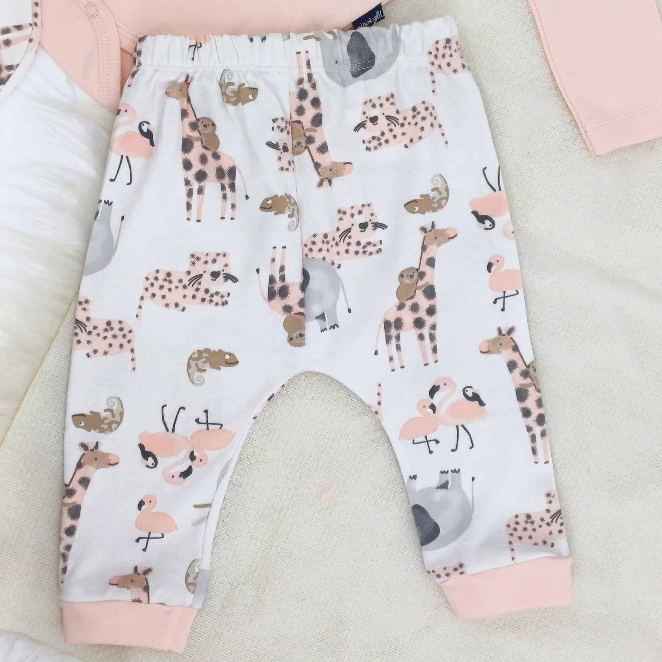 Ensemble bébé doux et confortable en 100% coton, avec motifs animaliers. Disponible en tailles 3-6 mois et 6-9 mois. Idéal pour des journées remplies de douceur et d'aventures !