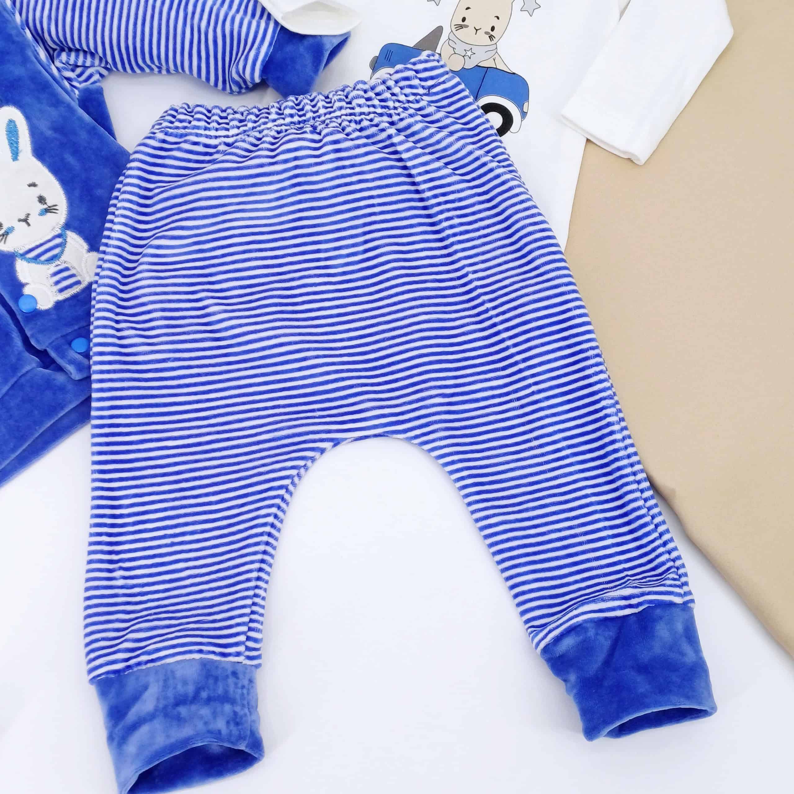 Ensemble bébé 3 pièces en velours, comprenant veste à capuche, pantalon et body (0-9 mois). Design mignon et confort optimal, parfait pour l'hiver.