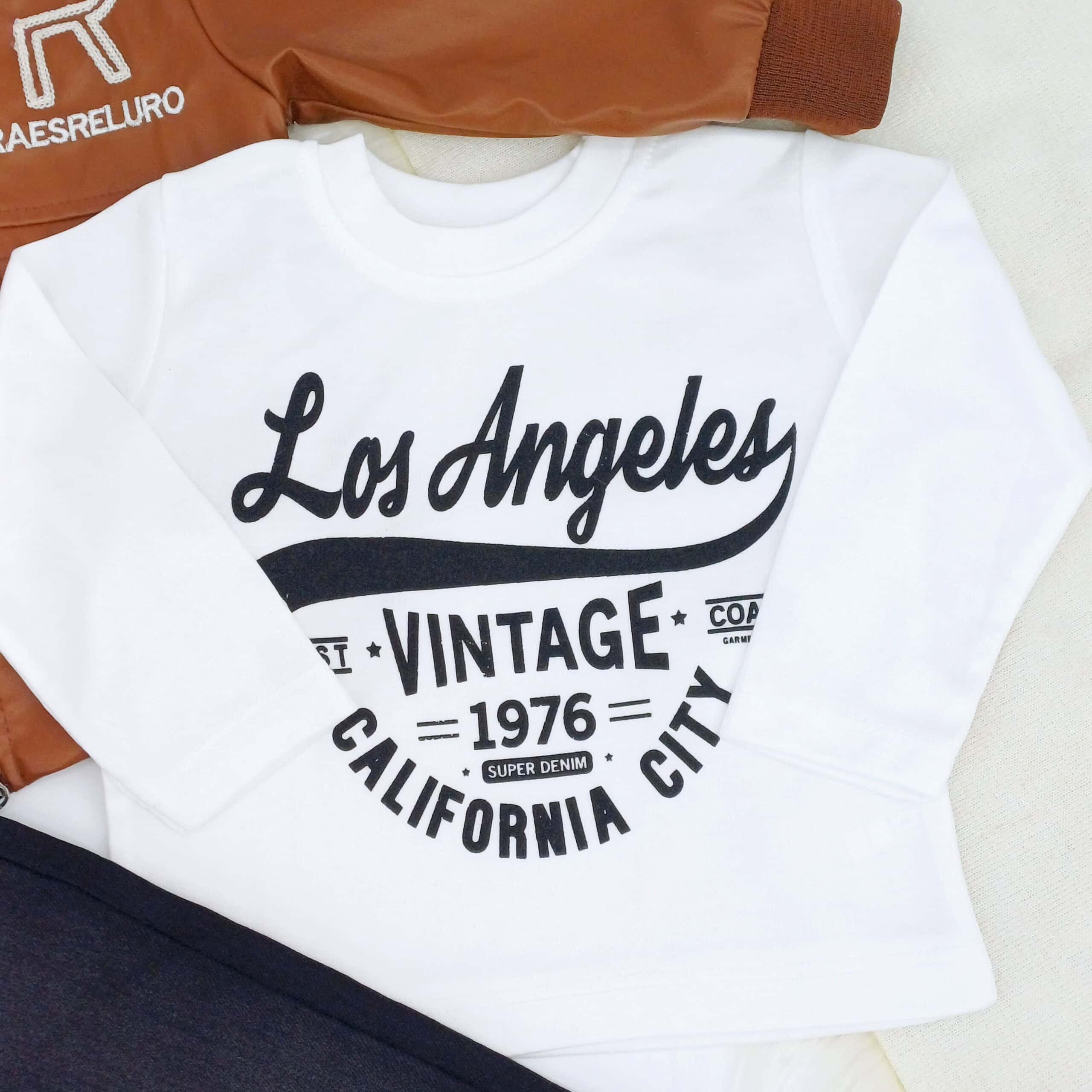 Découvrez l'ensemble trois pièces garçon : veste marron, jean noir et sweat 'Vintage Los Angeles'. Style chic et confort pour les enfants de 1 à 4 ans. Commandez maintenant !