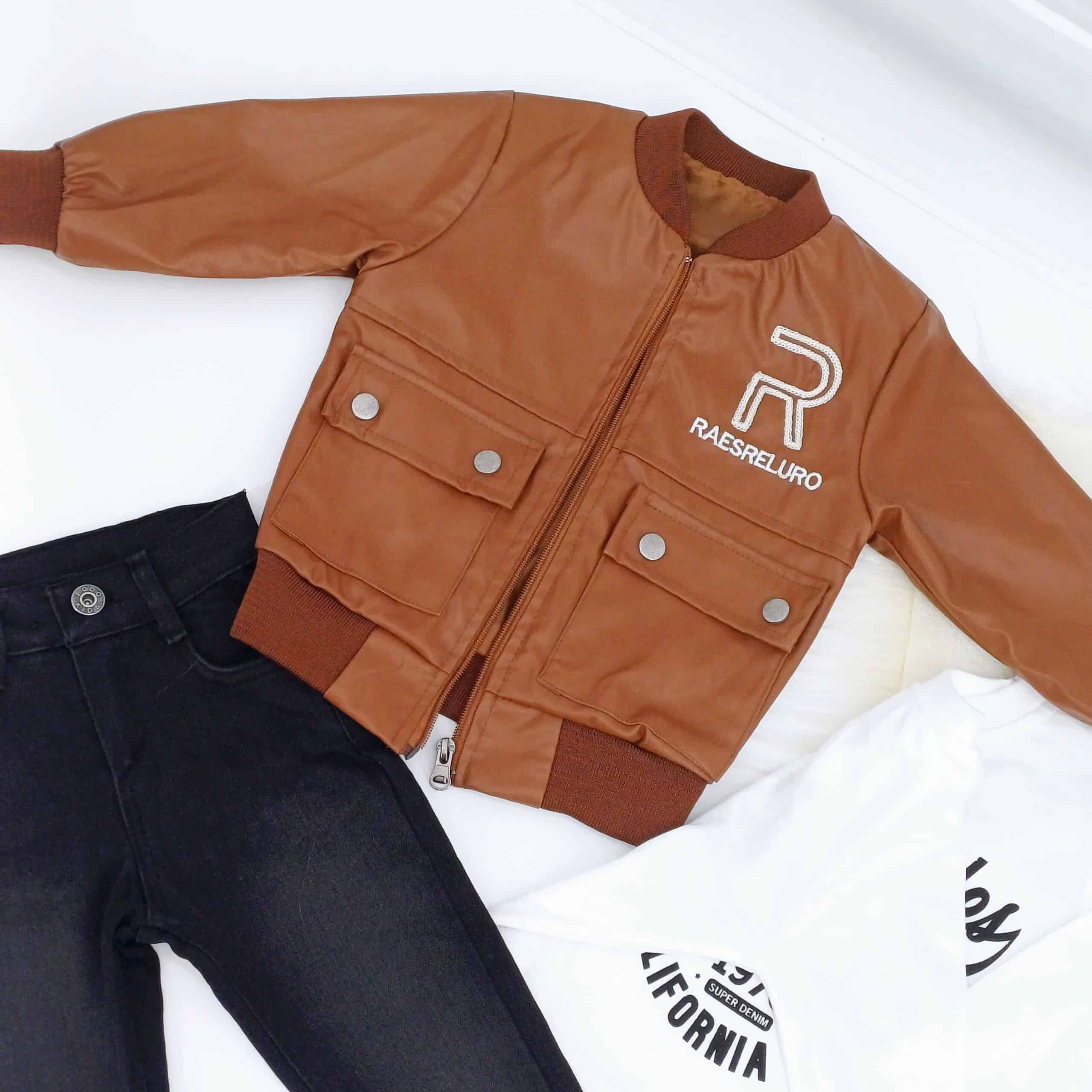 Découvrez l'ensemble trois pièces garçon : veste marron, jean noir et sweat 'Vintage Los Angeles'. Style chic et confort pour les enfants de 1 à 4 ans. Commandez maintenant !