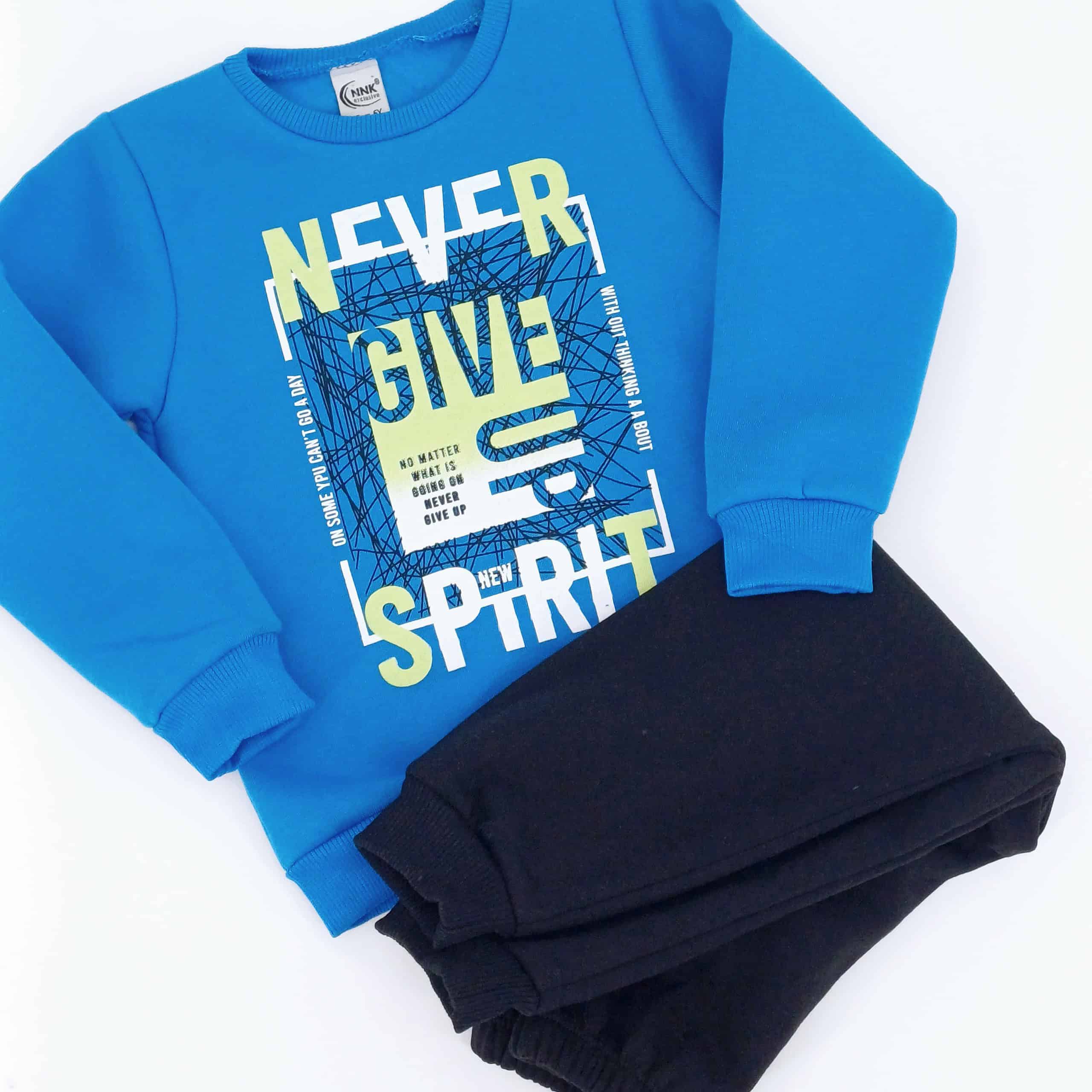 Ensemble d'hiver chaud pour garçons avec un sweat bleu et un pantalon noir. Confortable et pratique, idéal pour l'école ou les loisirs. Disponibles pour 5 à 8 ans.