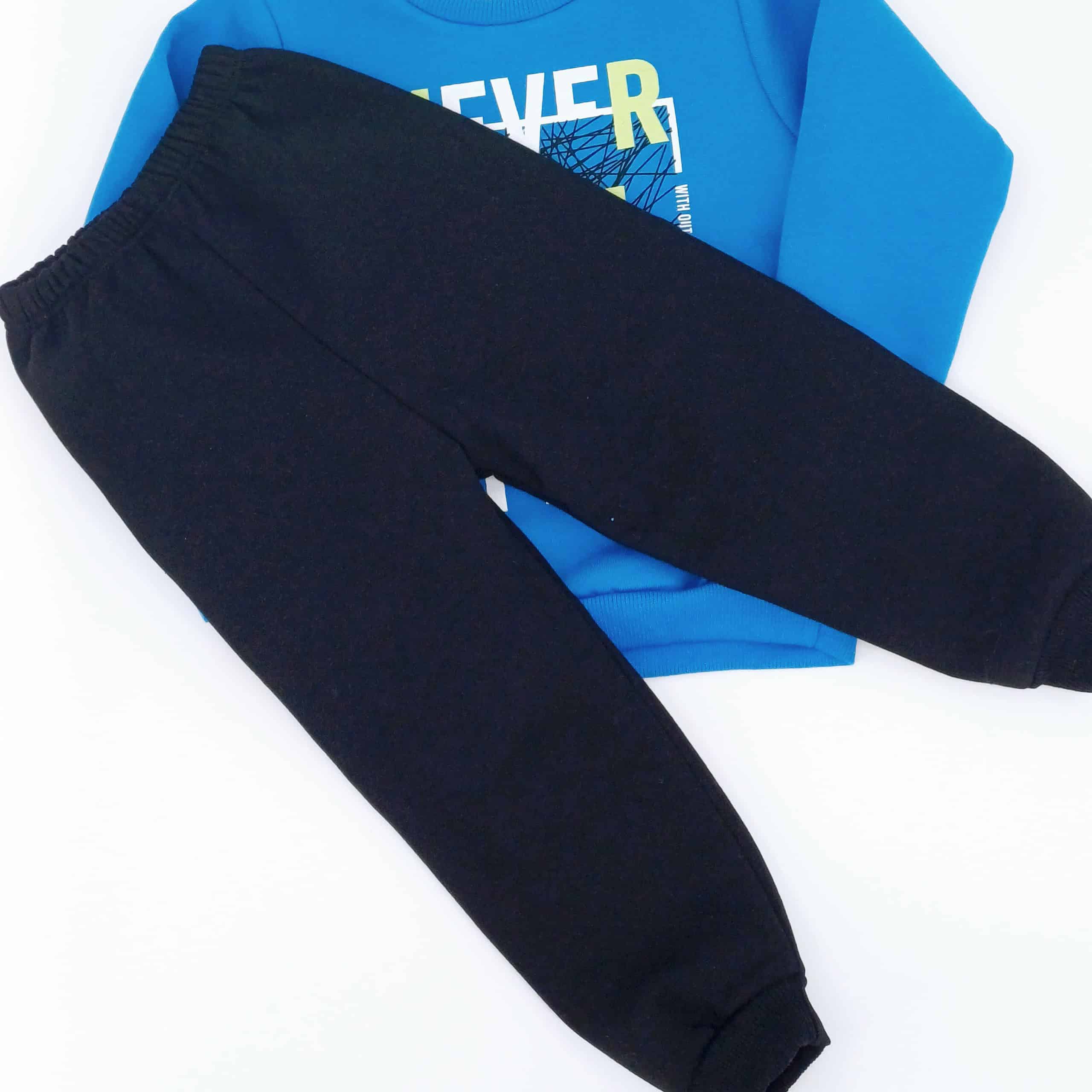 Ensemble d'hiver chaud pour garçons avec un sweat bleu et un pantalon noir. Confortable et pratique, idéal pour l'école ou les loisirs. Disponibles pour 5 à 8 ans.