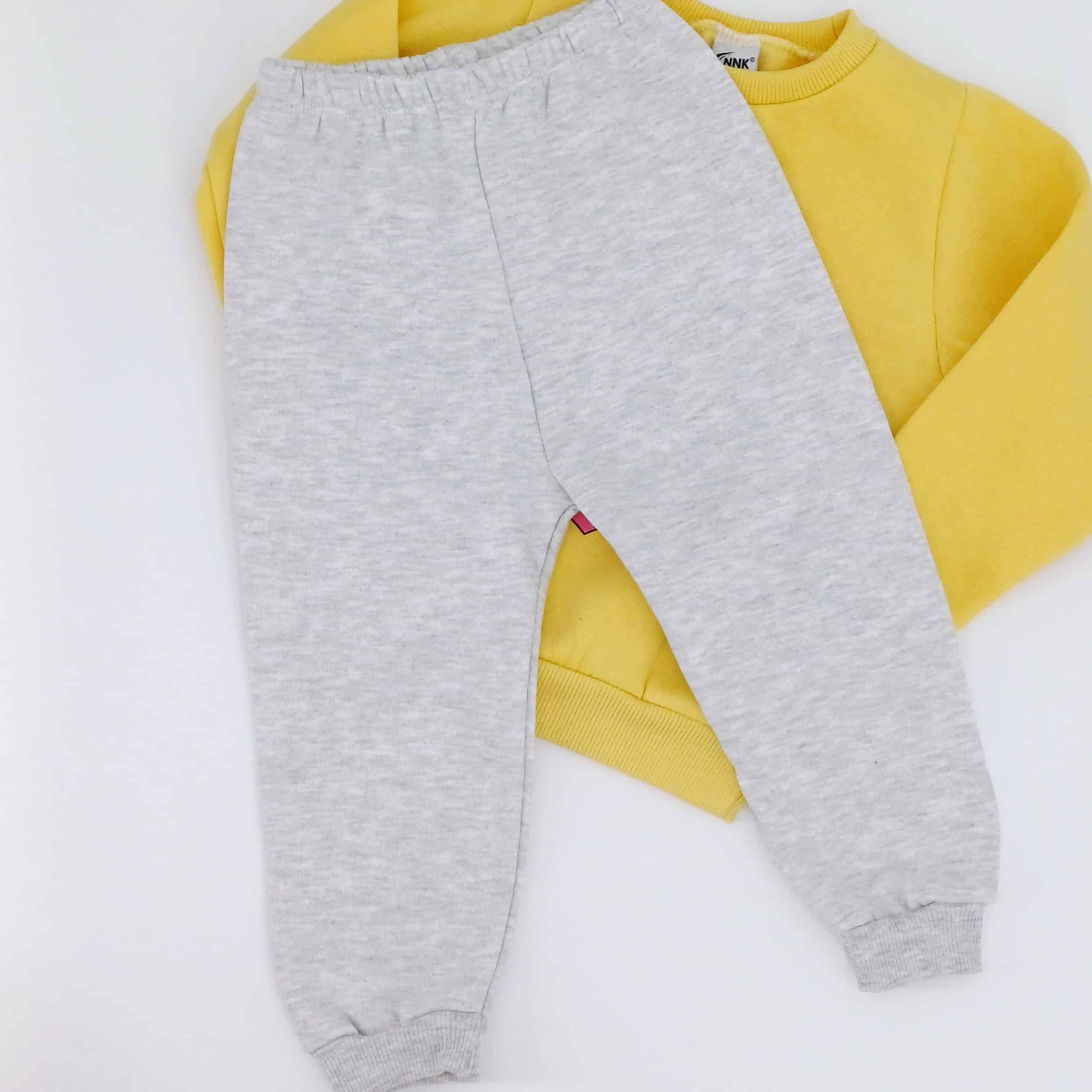 Découvrez l'ensemble fille 'Girl Zone', chaud et confortable, idéal pour les journées fraîches. Disponible en tailles 1 à 4 ans. Commandez maintenant pour un look tendance et douillet !