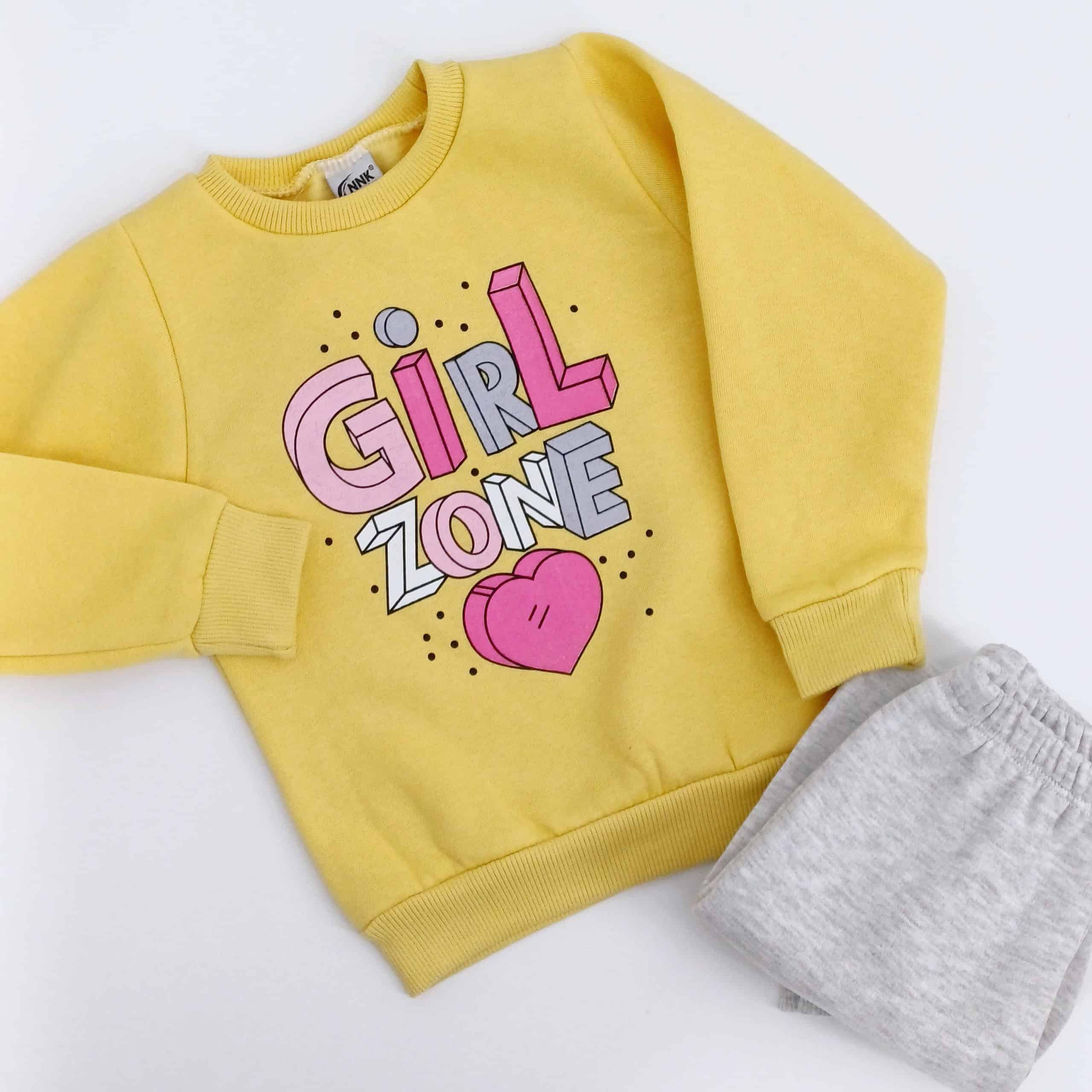 Découvrez l'ensemble fille 'Girl Zone', chaud et confortable, idéal pour les journées fraîches. Disponible en tailles 1 à 4 ans. Commandez maintenant pour un look tendance et douillet !