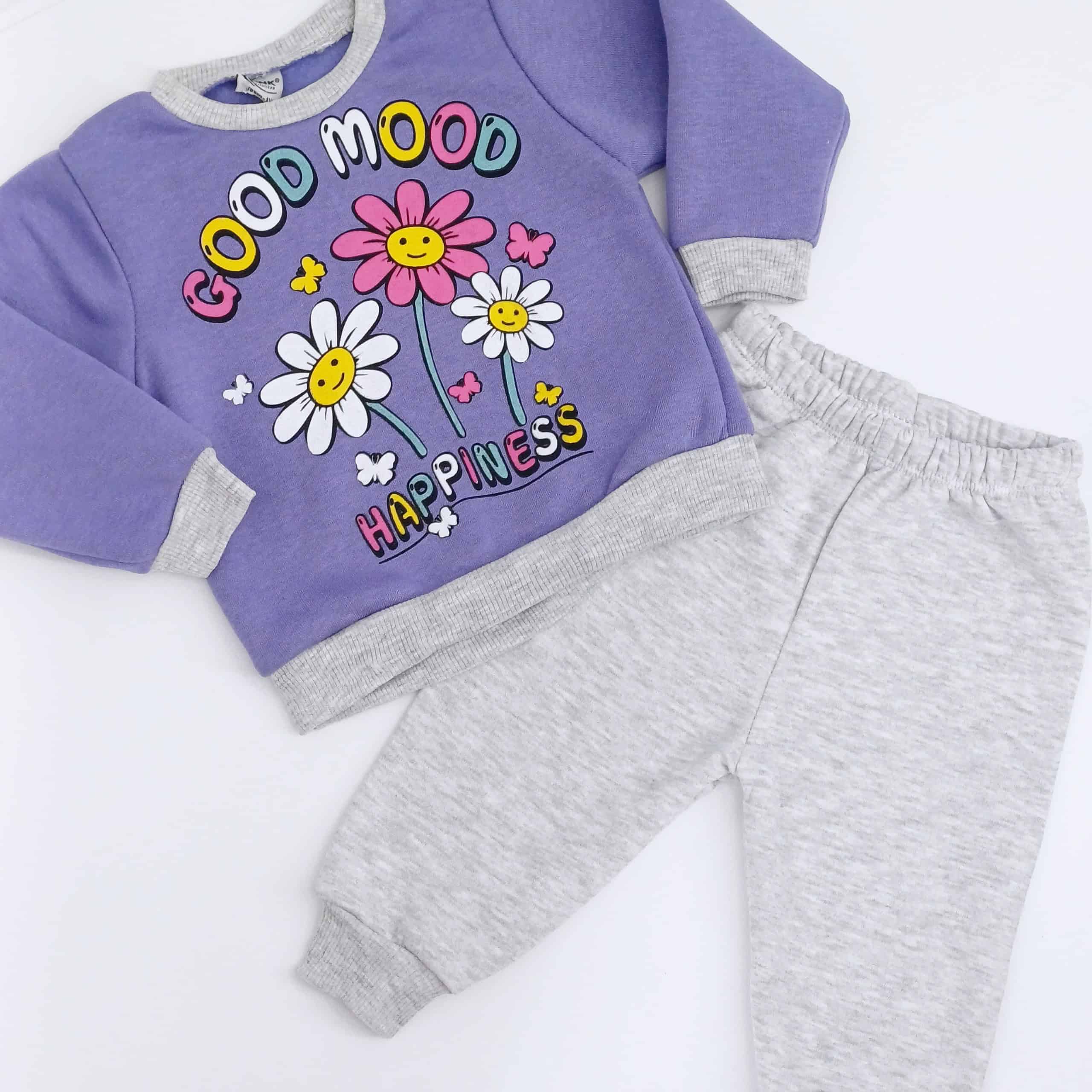 Ensemble hiver pour enfant "Good Mood". Sweat violet et pantalon gris pour un look joyeux et confortable. Tailles 1-4 ans. Matières douces adaptées aux tout-petits. Parfait pour les journées froides.