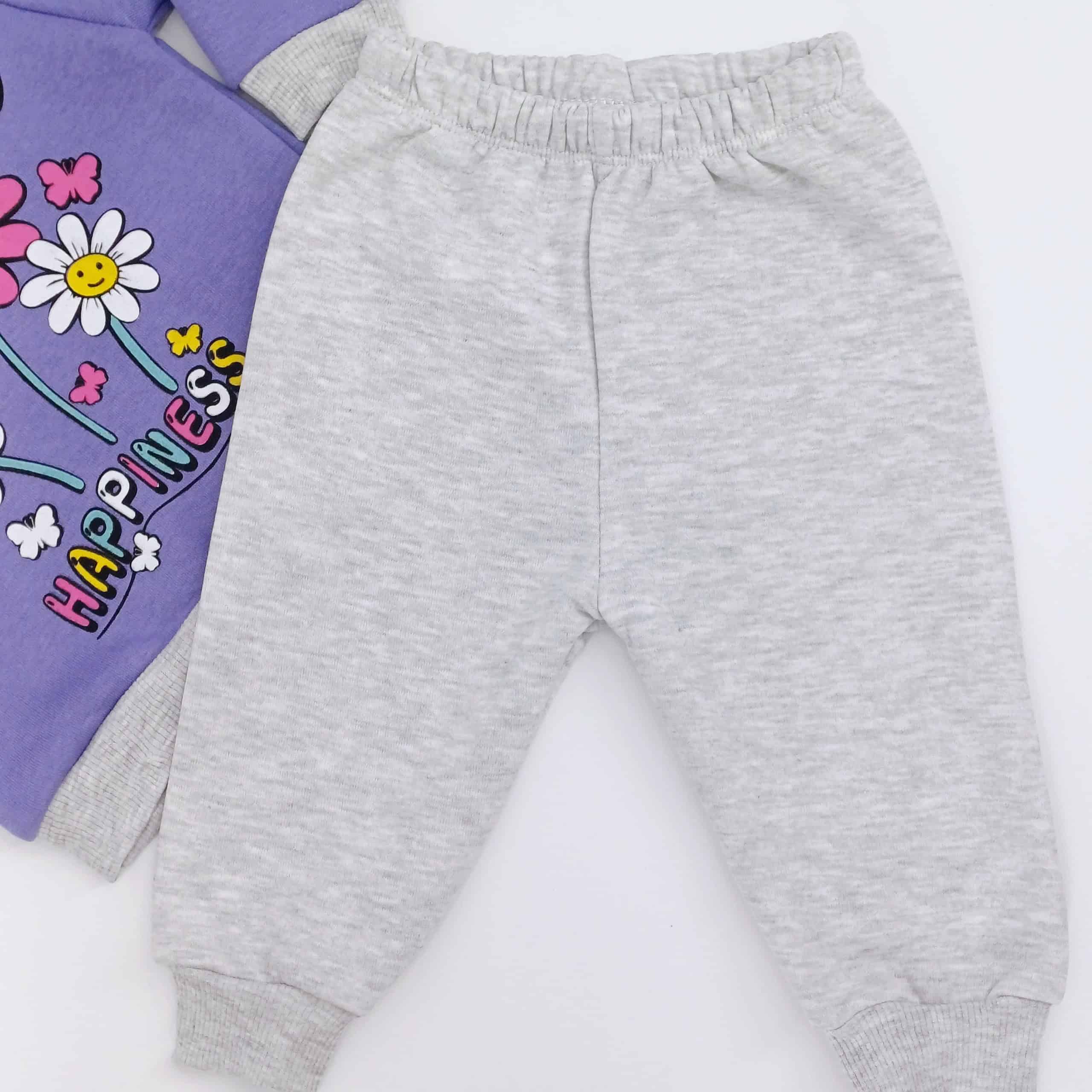 Ensemble hiver pour enfant "Good Mood". Sweat violet et pantalon gris pour un look joyeux et confortable. Tailles 1-4 ans. Matières douces adaptées aux tout-petits. Parfait pour les journées froides.