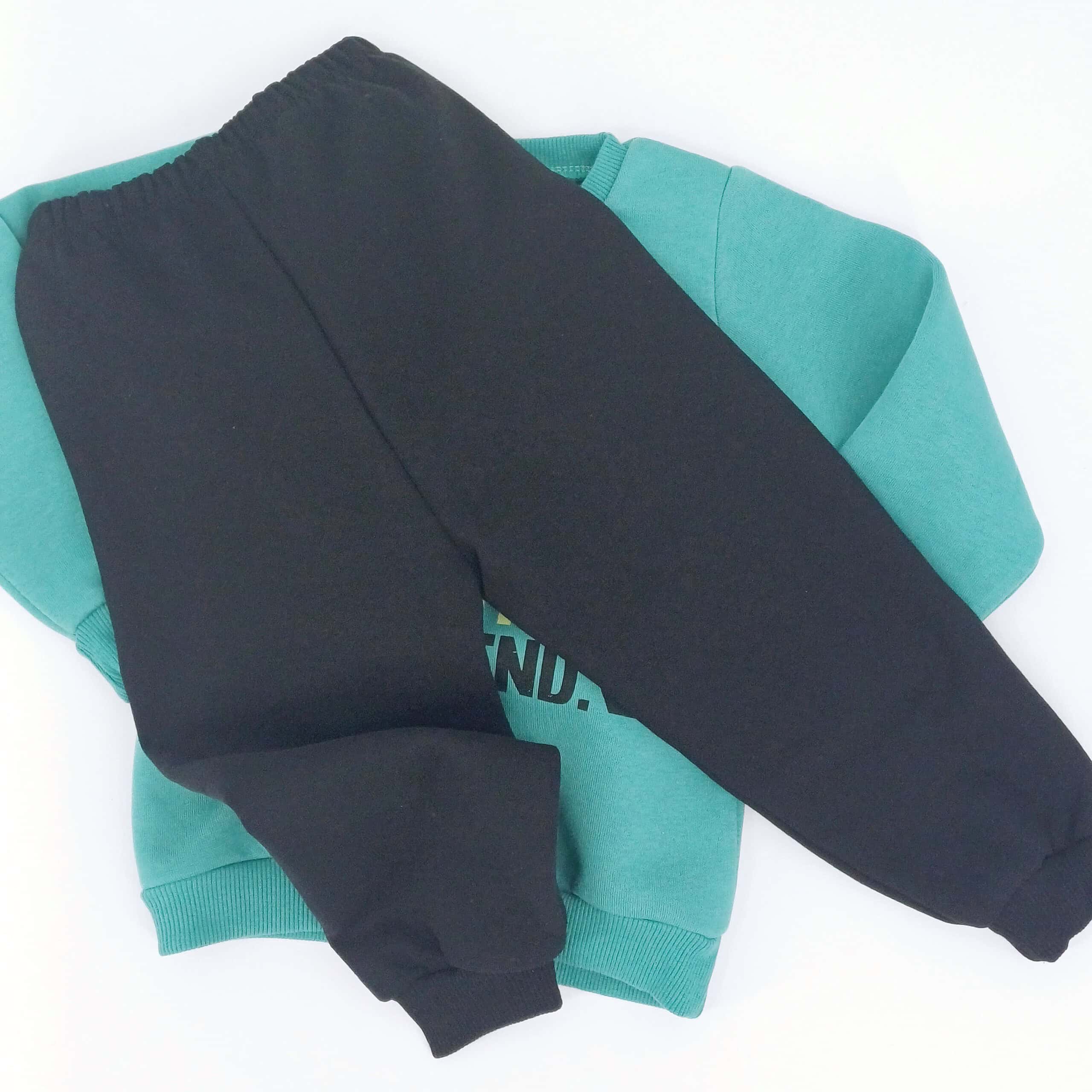 Ensemble hiver chaud et confortable pour garçons (5-8 ans). Sweat "Gamer Legend" et pantalon noir. Idéal pour un look stylé et pratique cet hiver !