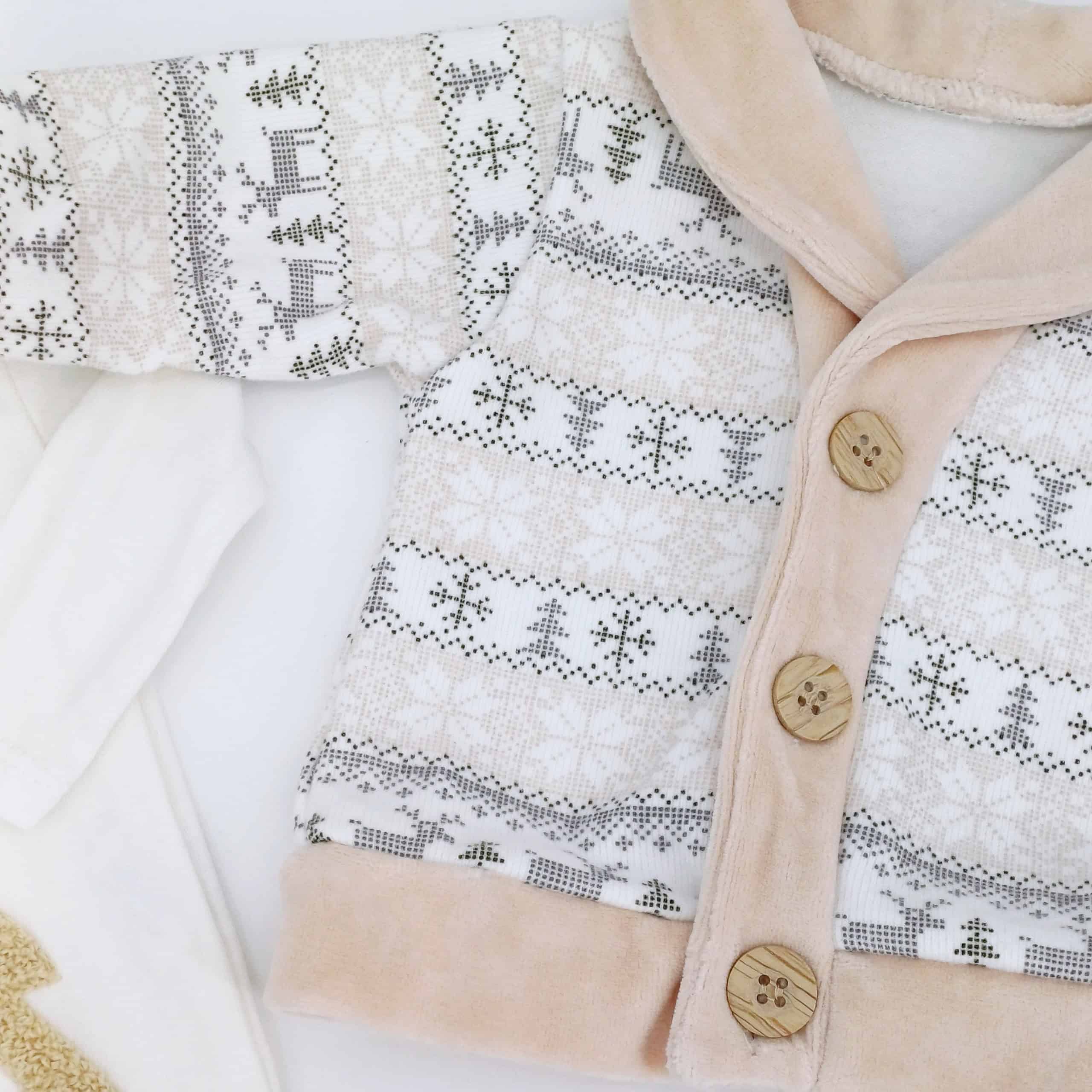 Ensemble pour bébé 0-24 mois, avec body à motif sapin, cardigan hivernal et pantalon velours beige. Doux, confortable et idéal pour l'hiver.