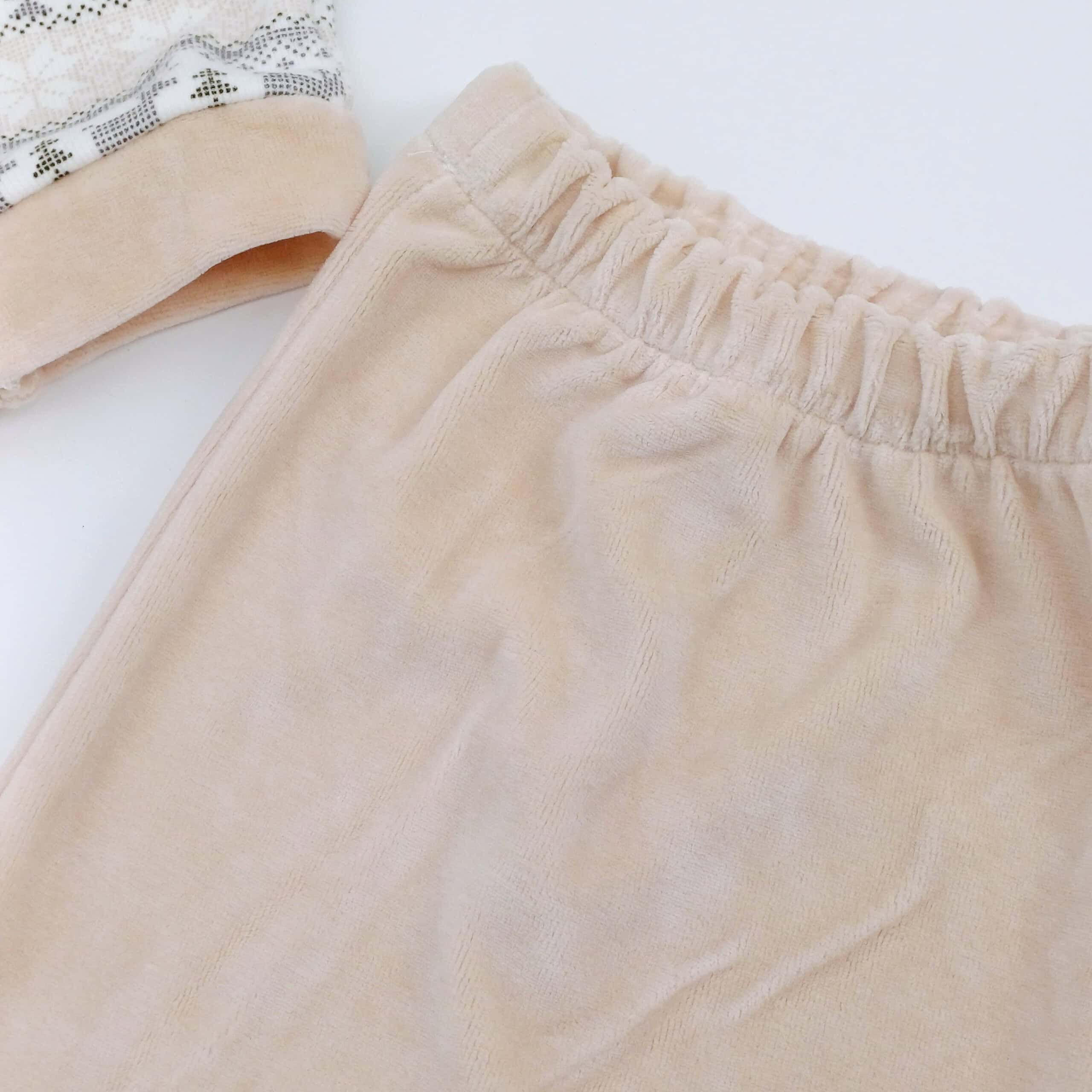 Ensemble pour bébé 0-24 mois, avec body à motif sapin, cardigan hivernal et pantalon velours beige. Doux, confortable et idéal pour l'hiver.