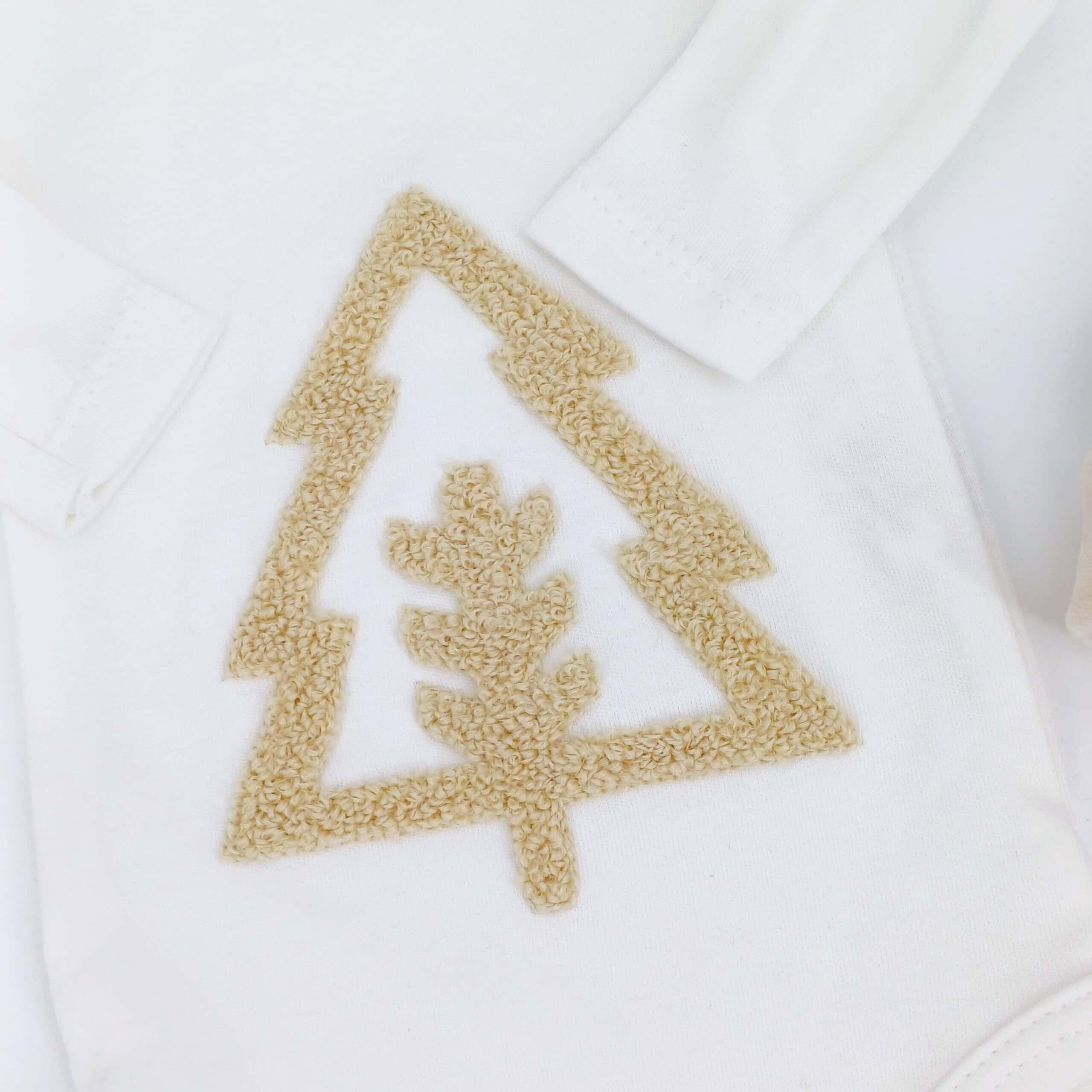 Ensemble pour bébé 0-24 mois, avec body à motif sapin, cardigan hivernal et pantalon velours beige. Doux, confortable et idéal pour l'hiver.