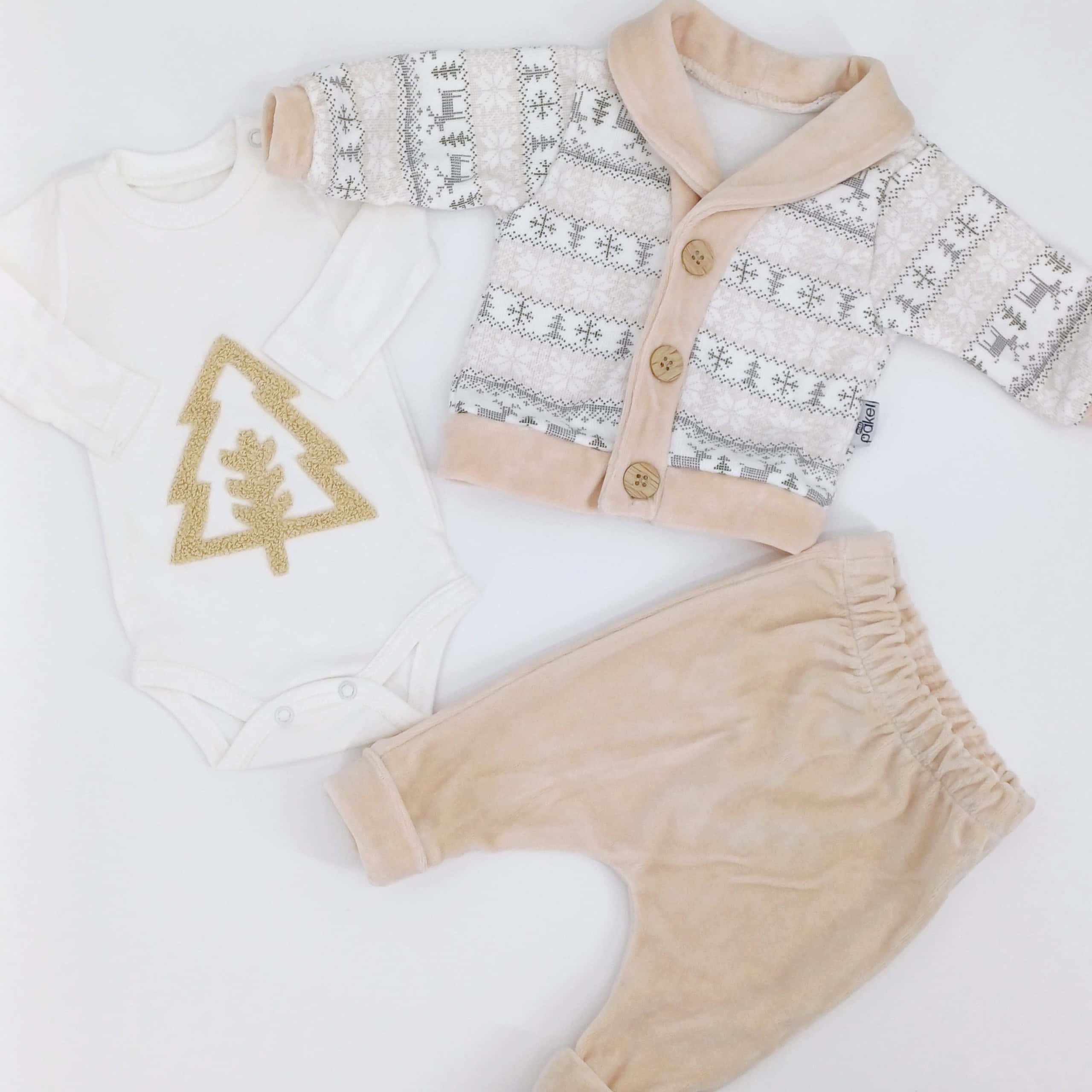 Ensemble pour bébé 0-24 mois, avec body à motif sapin, cardigan hivernal et pantalon velours beige. Doux, confortable et idéal pour l'hiver.