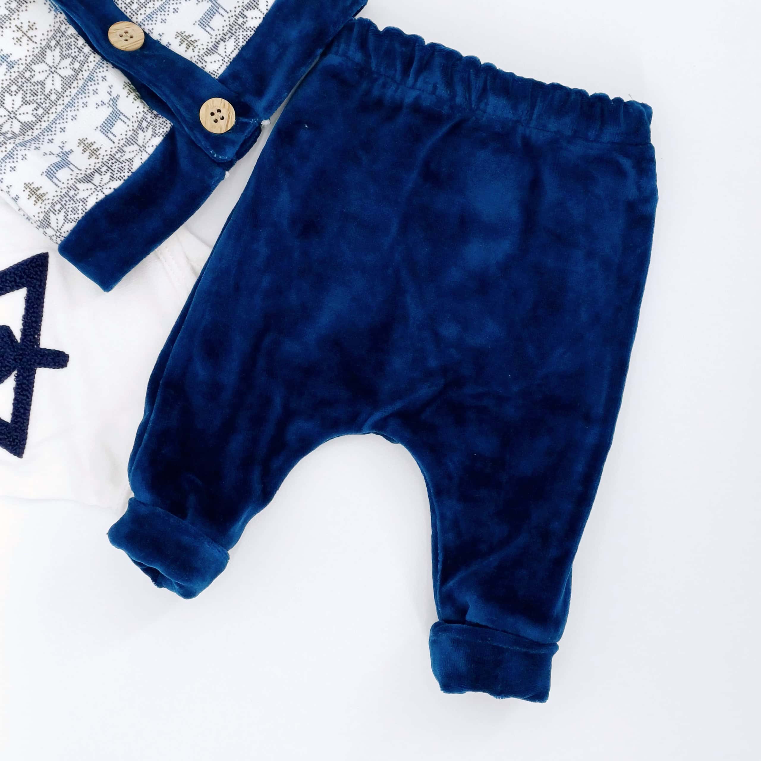 Ensemble de Noël pour bébé garçon (0-24 mois) comprenant un body sapin, un cardigan d’hiver et un pantalon velours bleu. Confortable et doux, parfait pour la saison froide.
