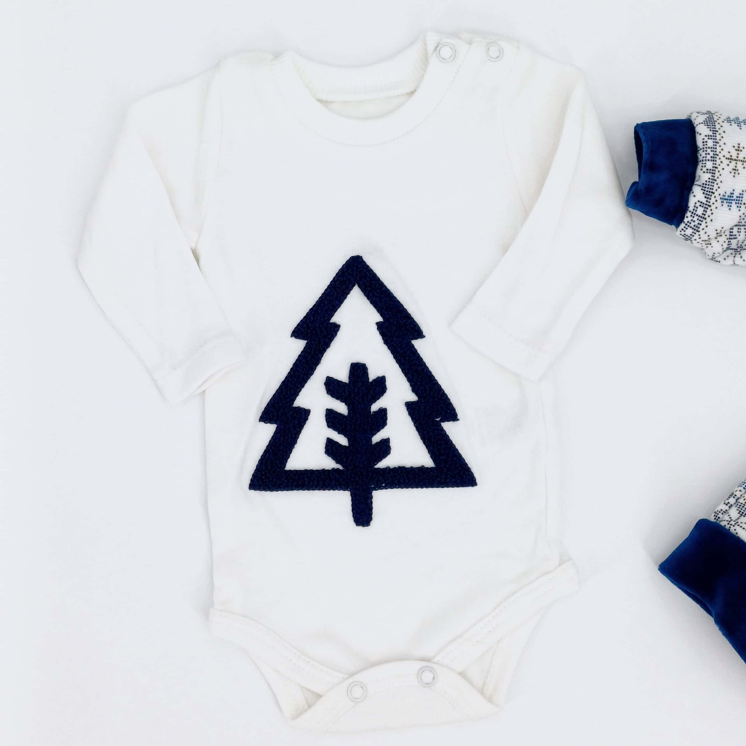 Ensemble de Noël pour bébé garçon (0-24 mois) comprenant un body sapin, un cardigan d’hiver et un pantalon velours bleu. Confortable et doux, parfait pour la saison froide.