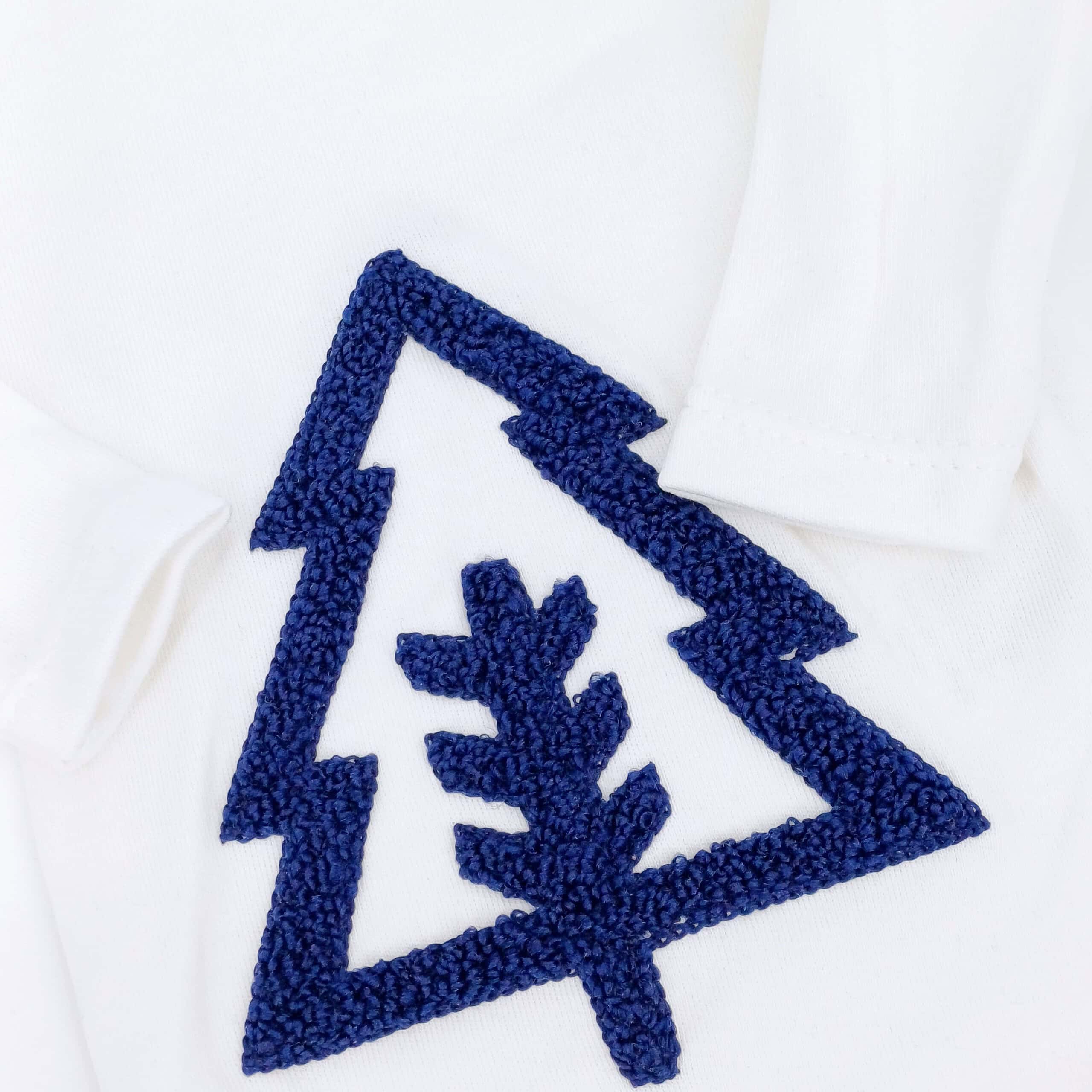 Ensemble de Noël pour bébé garçon (0-24 mois) comprenant un body sapin, un cardigan d’hiver et un pantalon velours bleu. Confortable et doux, parfait pour la saison froide.